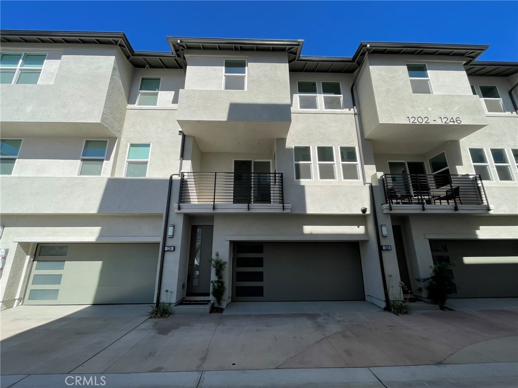 1230 W Bushell