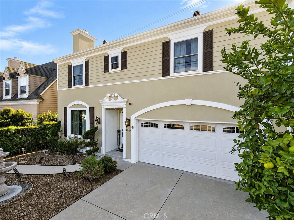 7027 N Muscatel