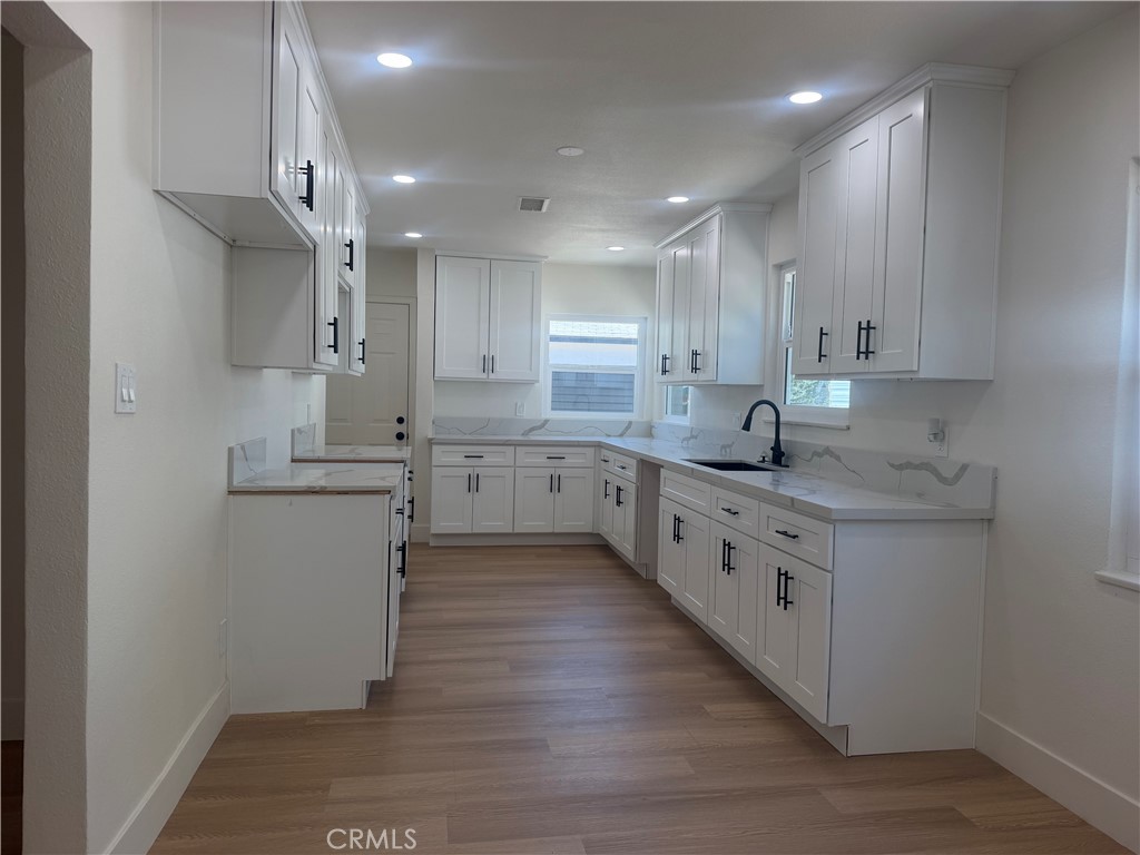 4216 N Mountain View