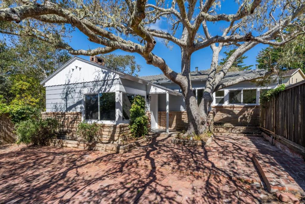 3111 Serra Avenue