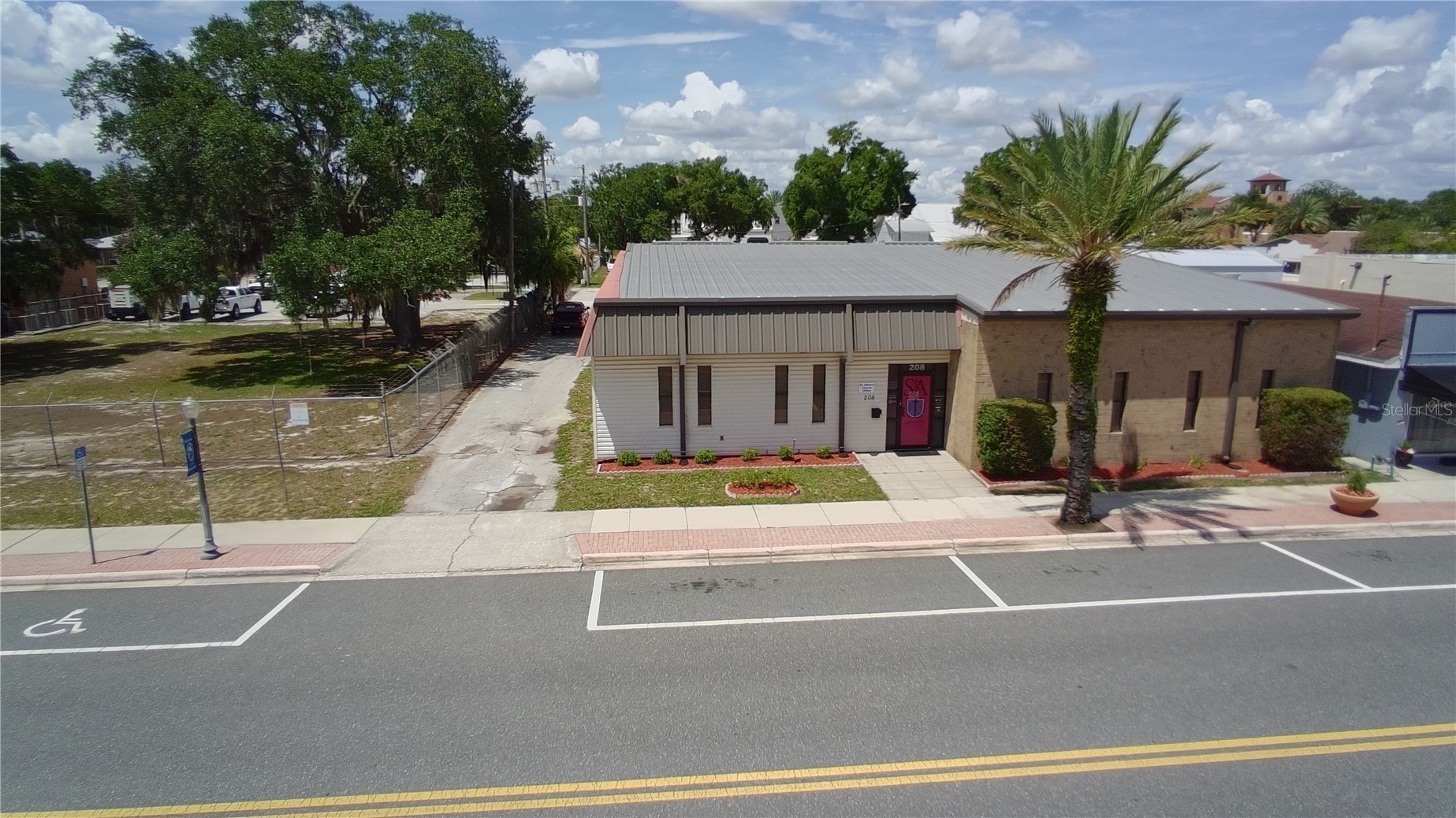 208 E LAKE AVENUE