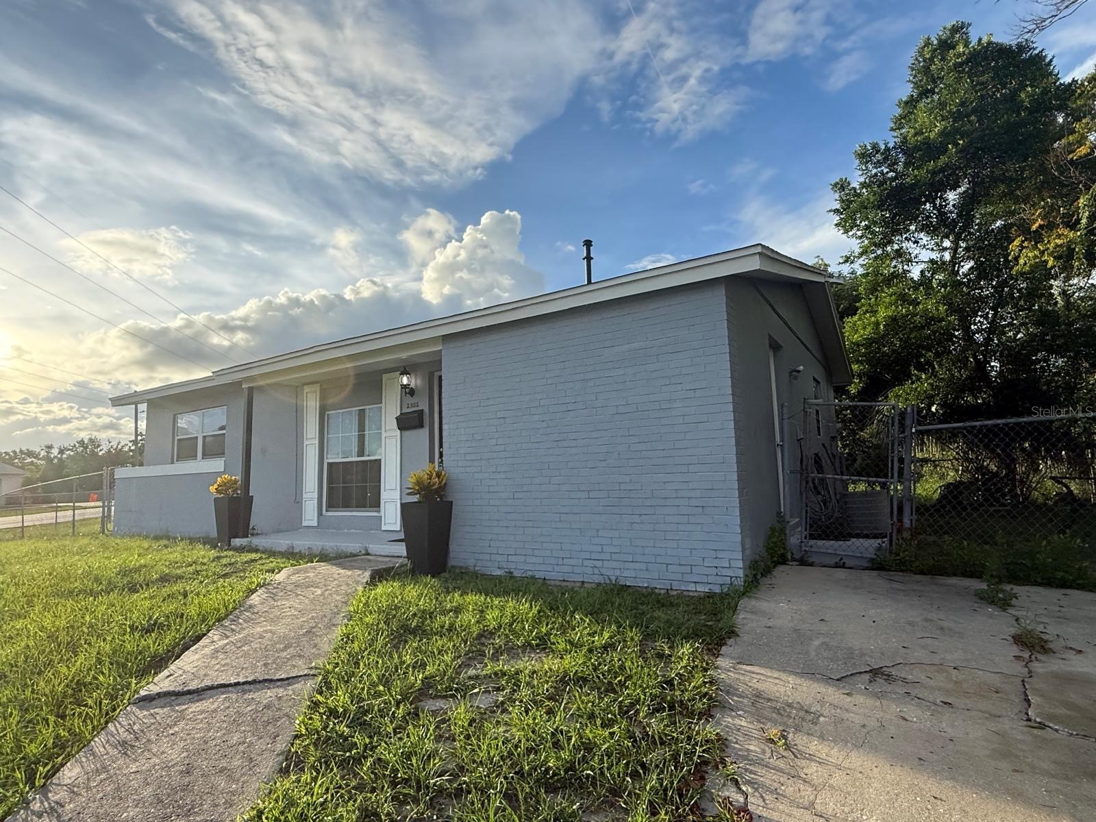 2302 E DANA DRIVE