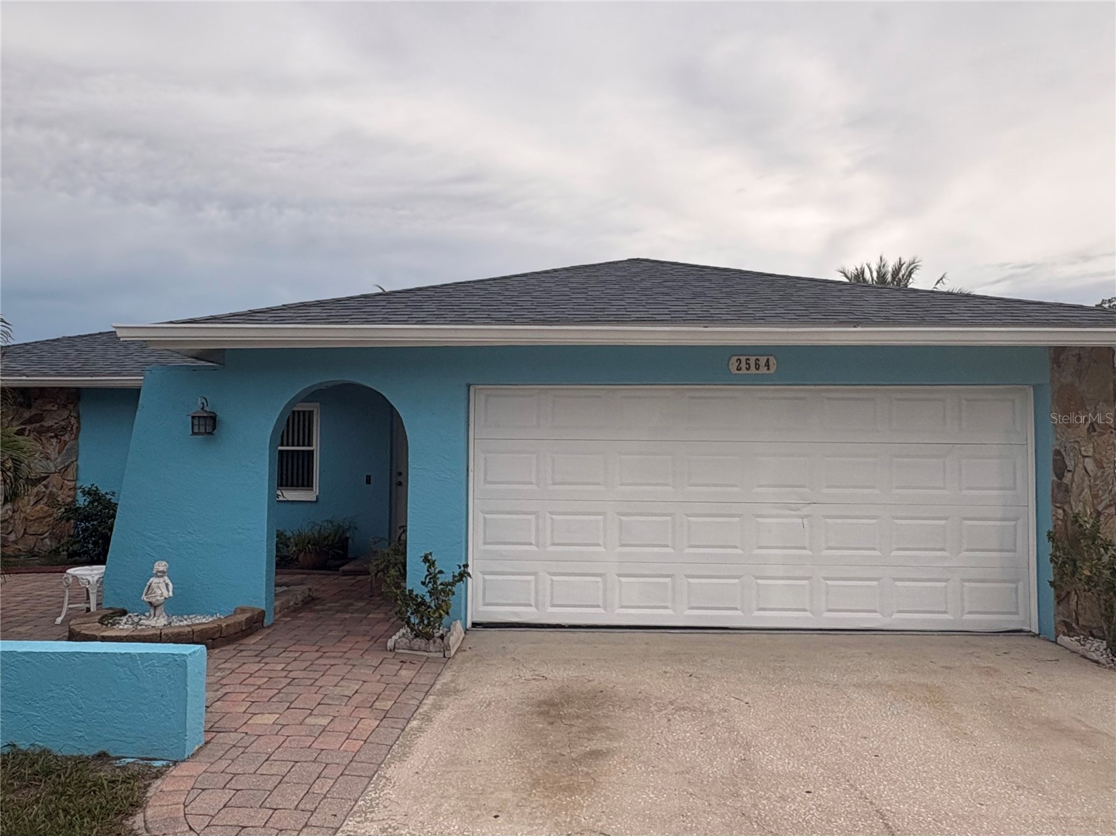2564 SURREY DRIVE