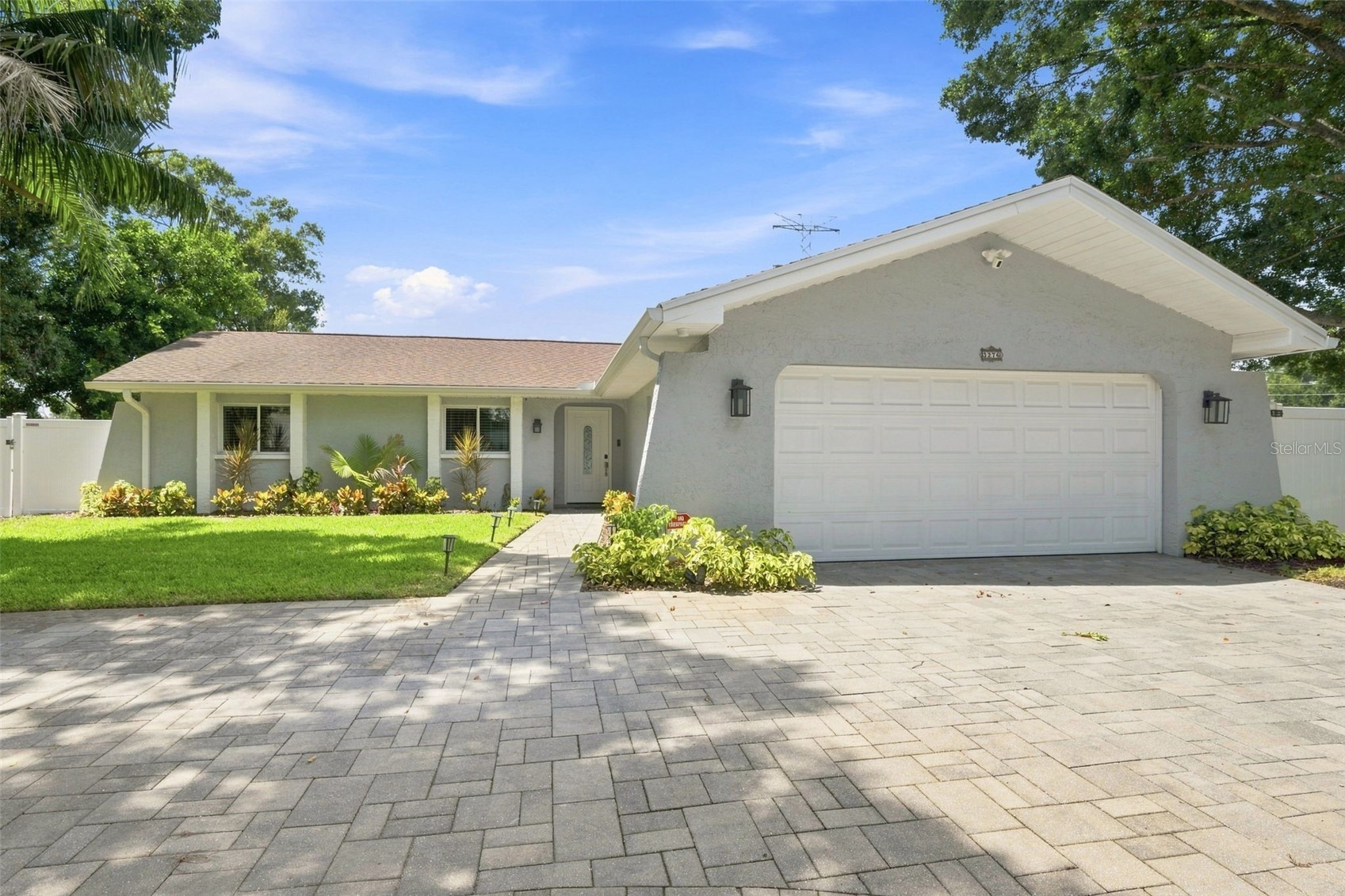 3276 FOX HILL DRIVE