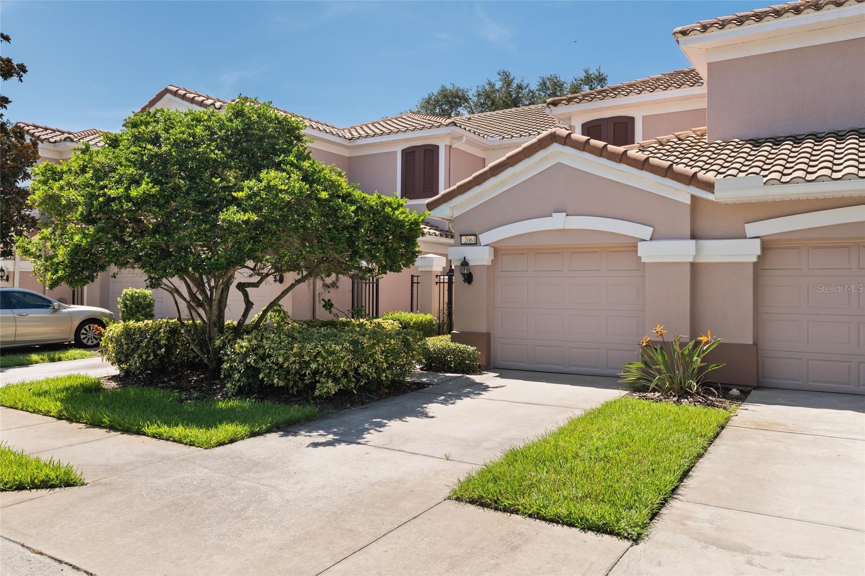 2061 CARRIAGE LANE 104