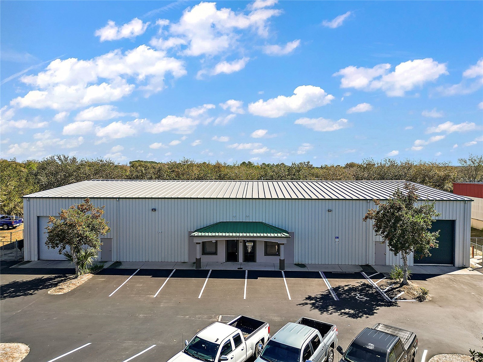 1811 GREENLEAF LANE