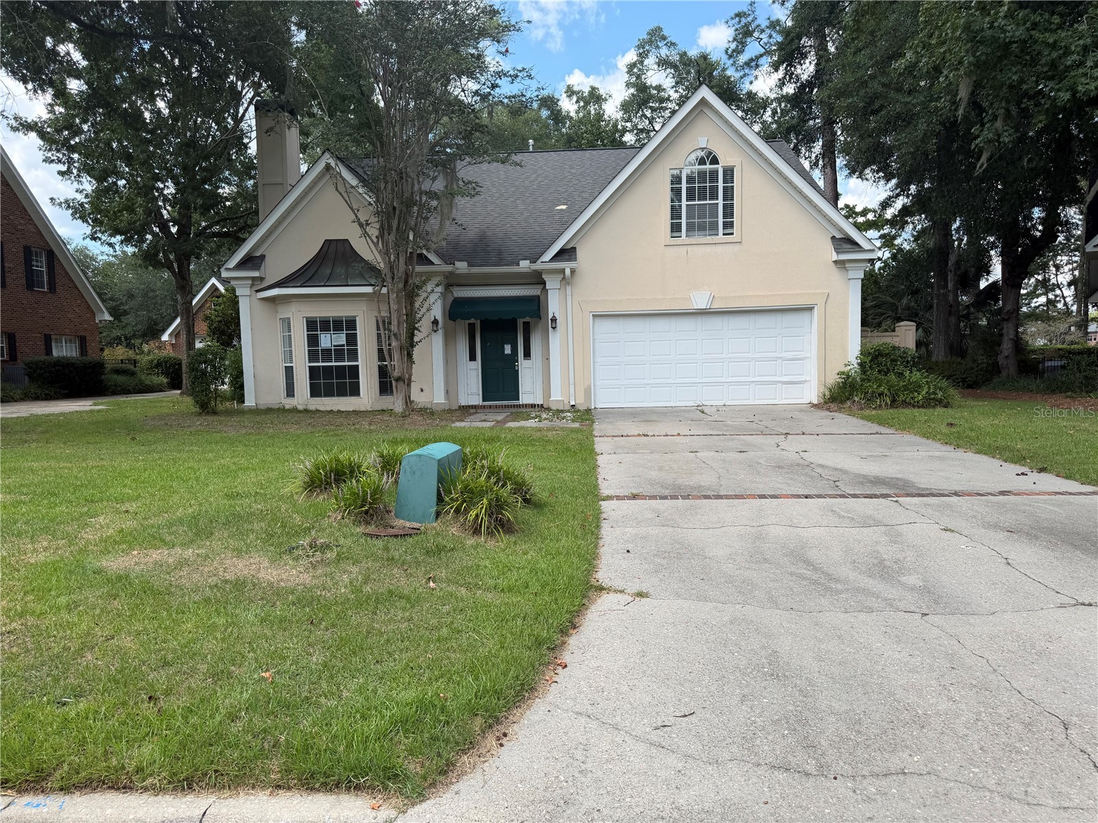 916 HILLCREST COURT