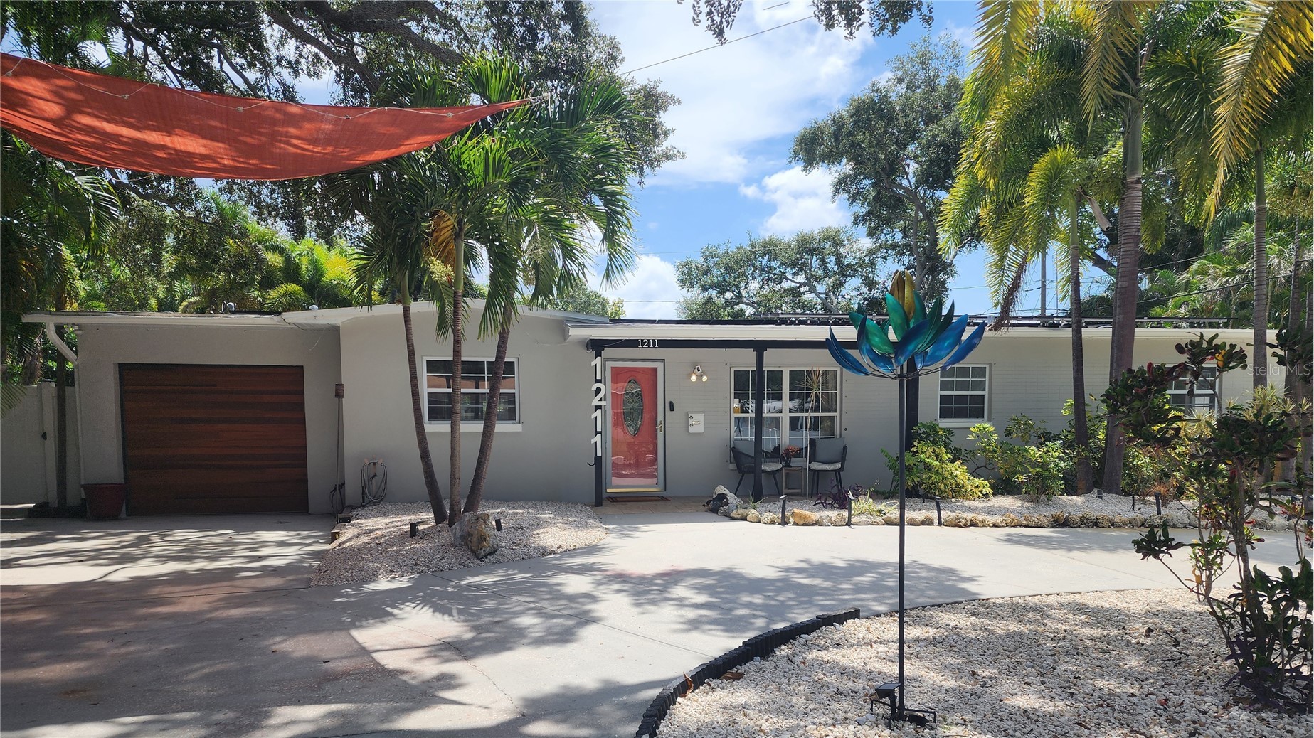 1211 RUSSELL DRIVE N