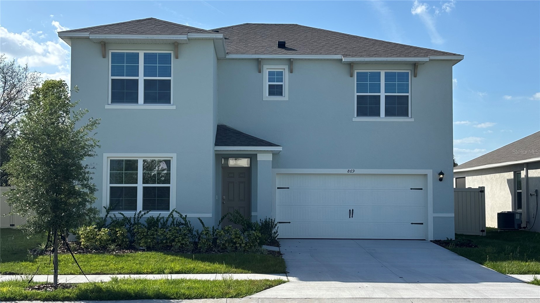 869 AMBLESIDE DRIVE
