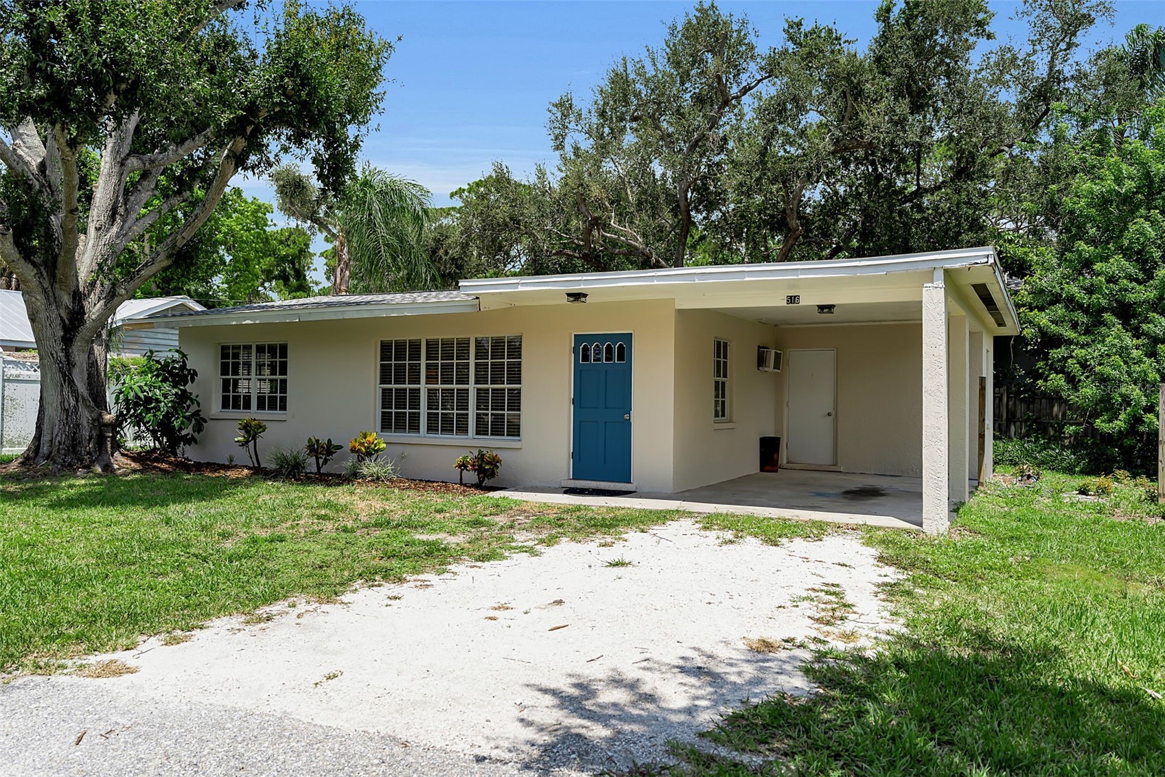 516 LAUREL ROAD W