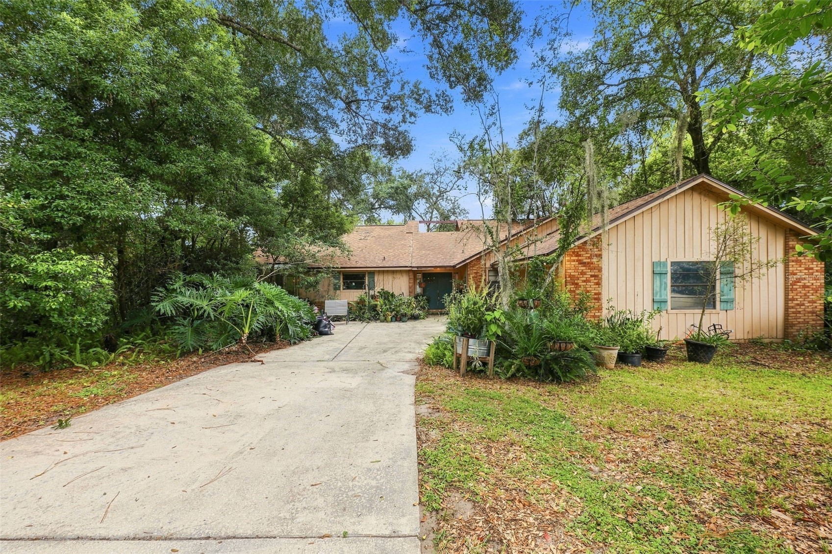 552 WHISPERING OAK LANE