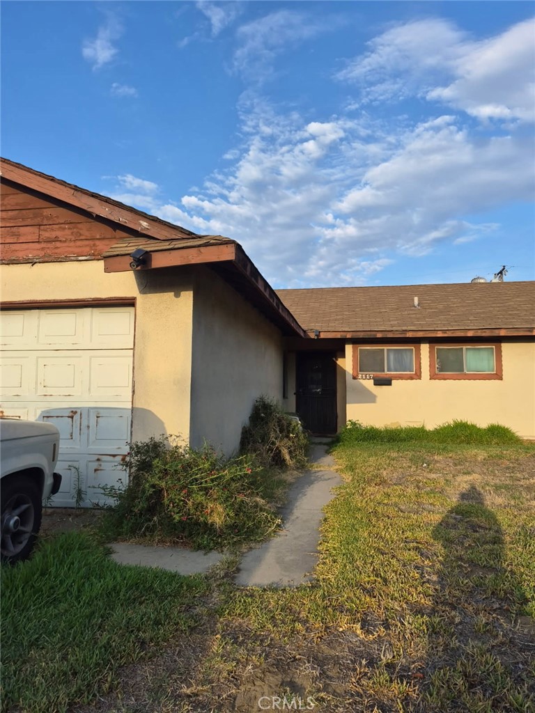 2117 S Bonita