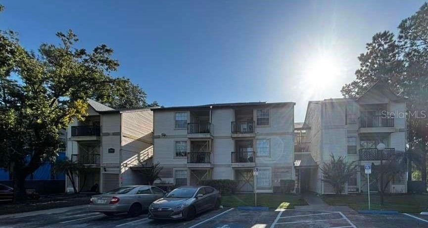 1916 LAKE ATRIUMS CIRCLE 33