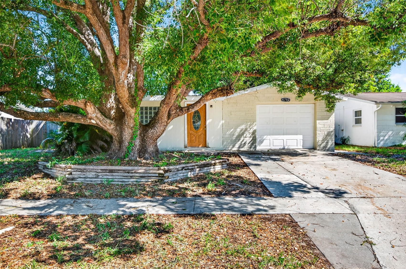 4752 DAPHNE STREET