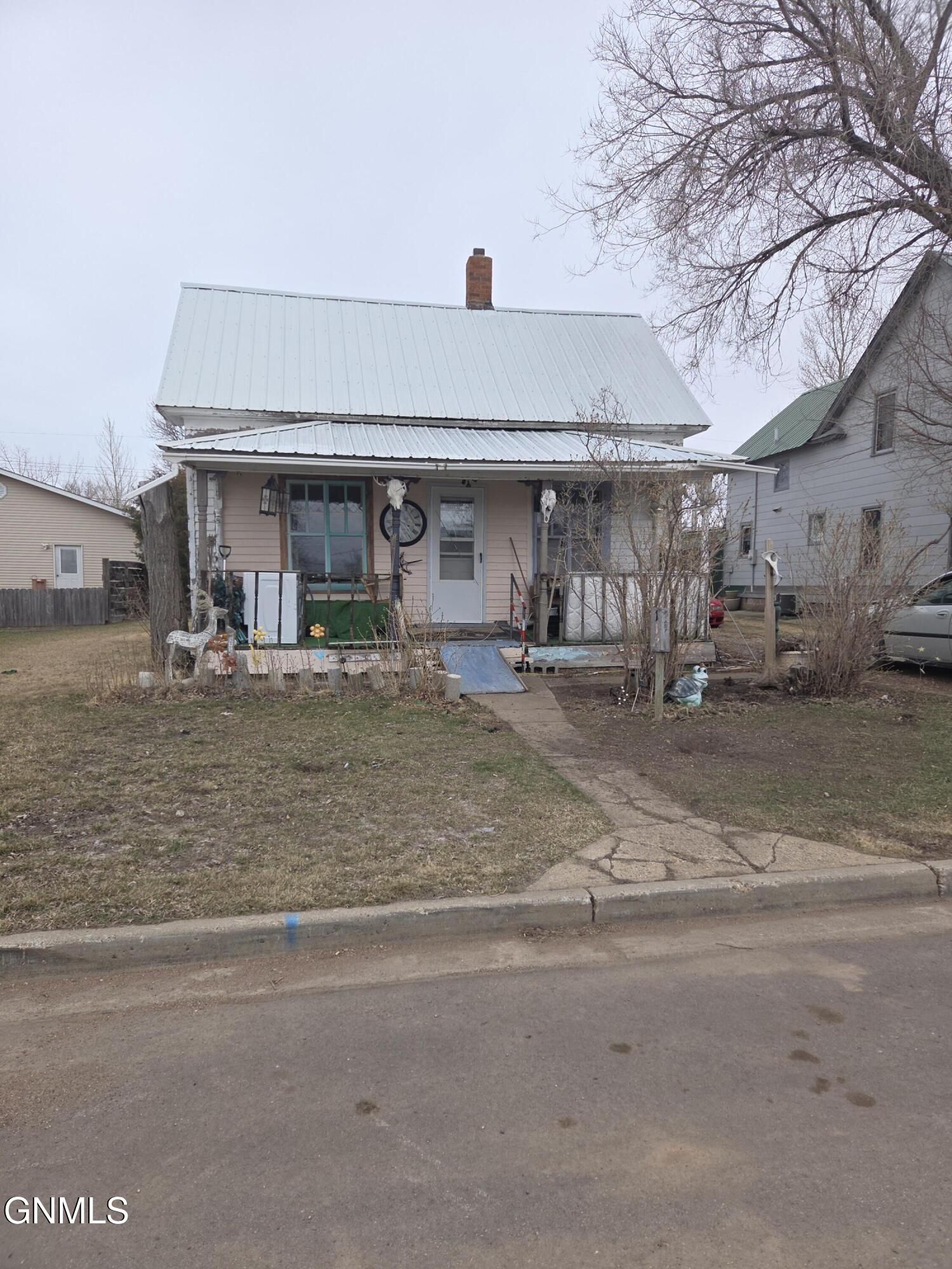 112 4th Street S, Glen Ullin, ND 58631