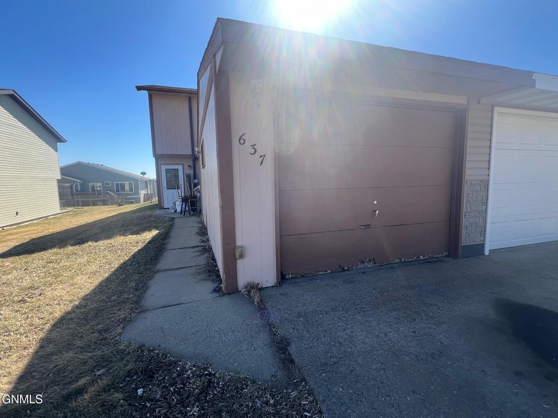 637 27th Street W, Dickinson, ND 58601
