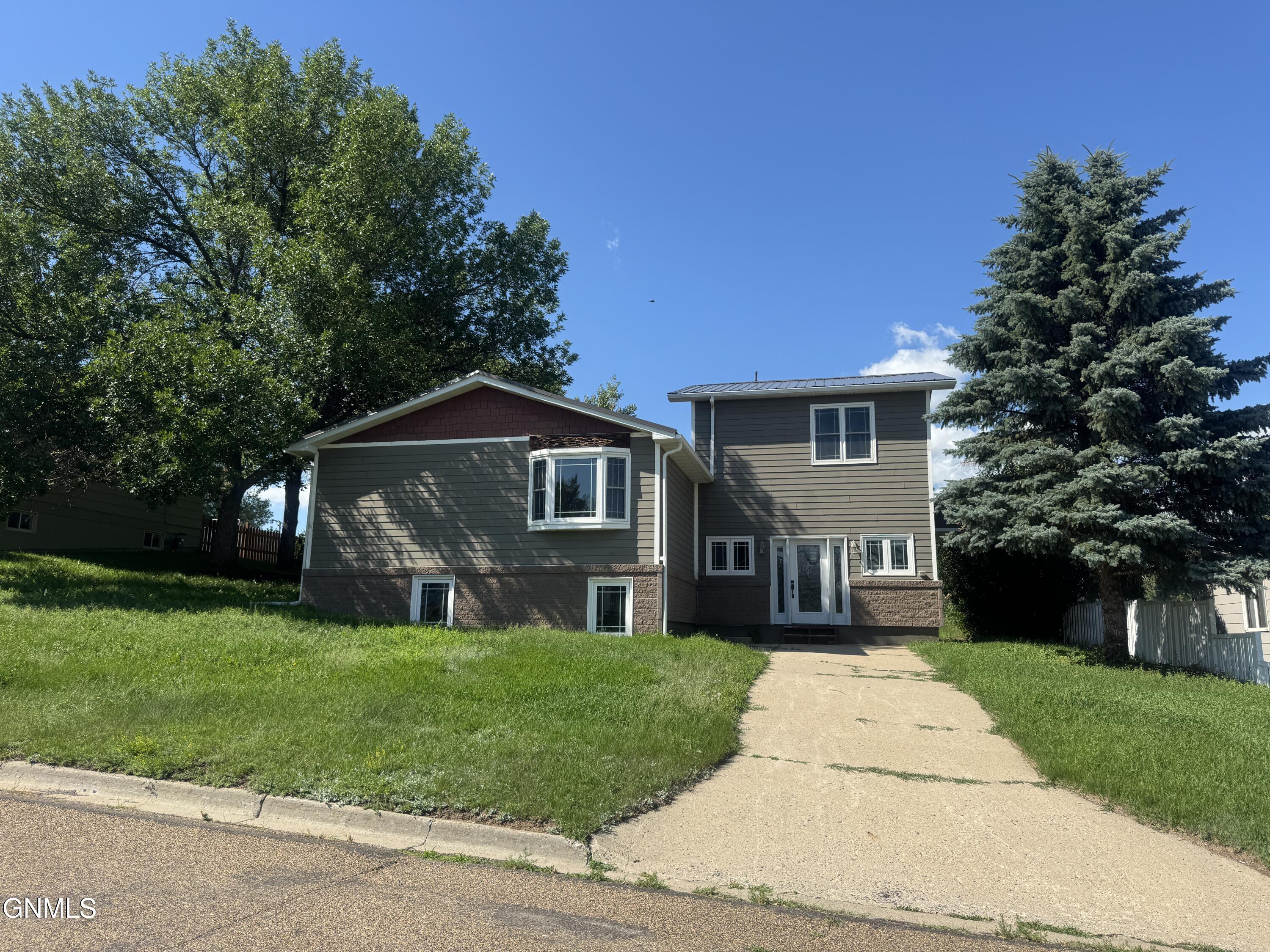 304 6th Avenue NW, Watford City, ND 58854