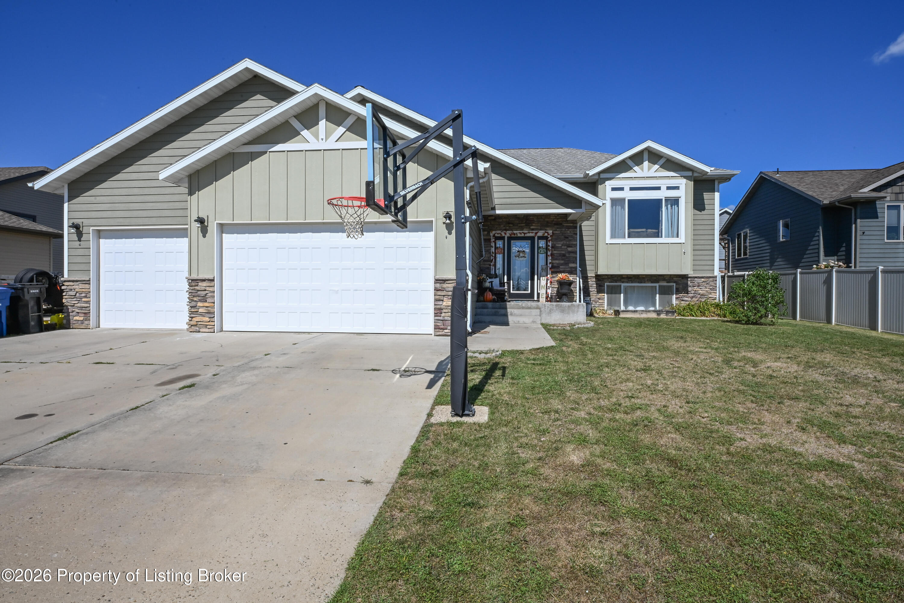 1925 Canyon Drive, Dickinson, ND 58601