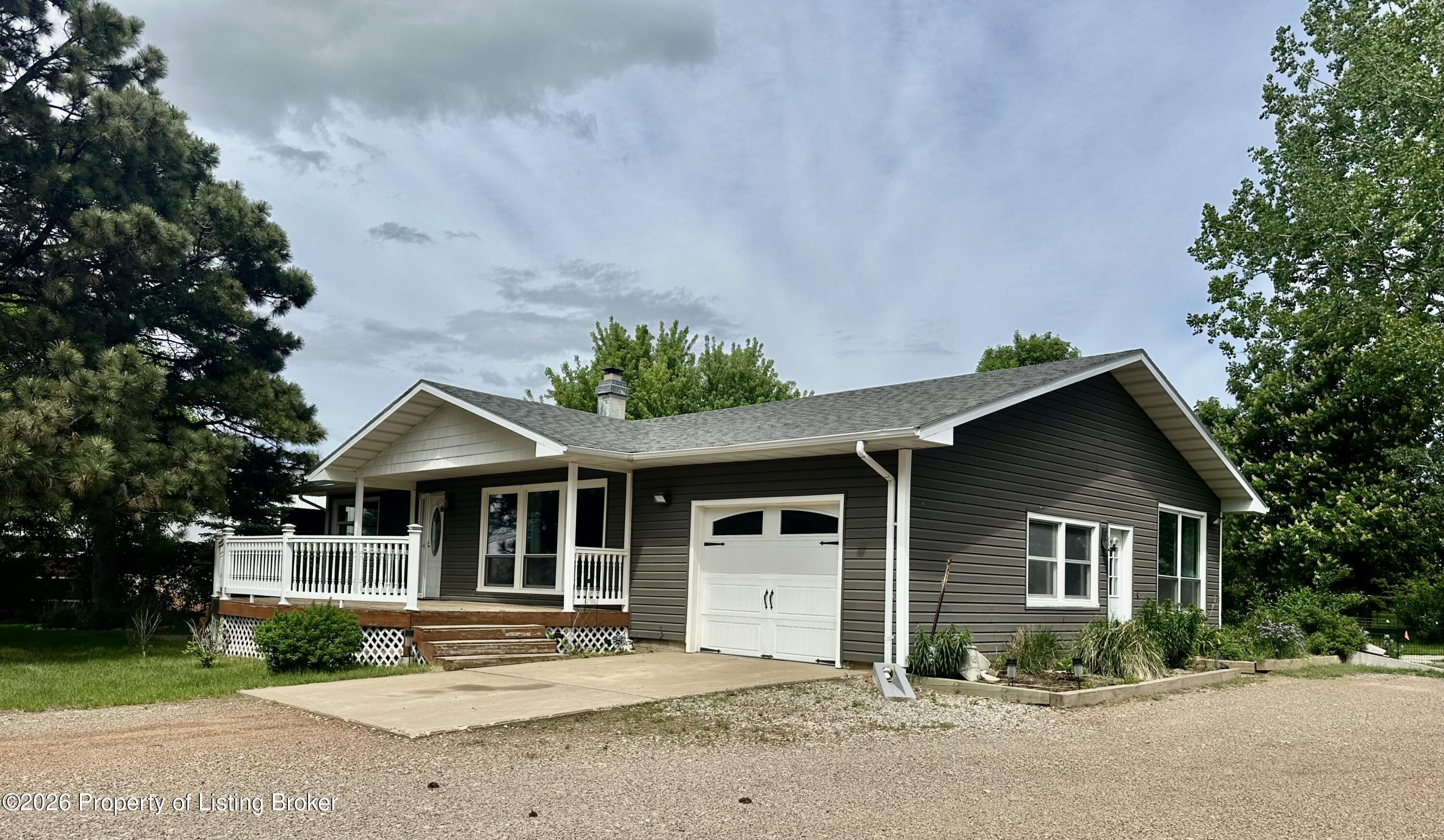 828 35th Avenue E, Dickinson, ND 58601