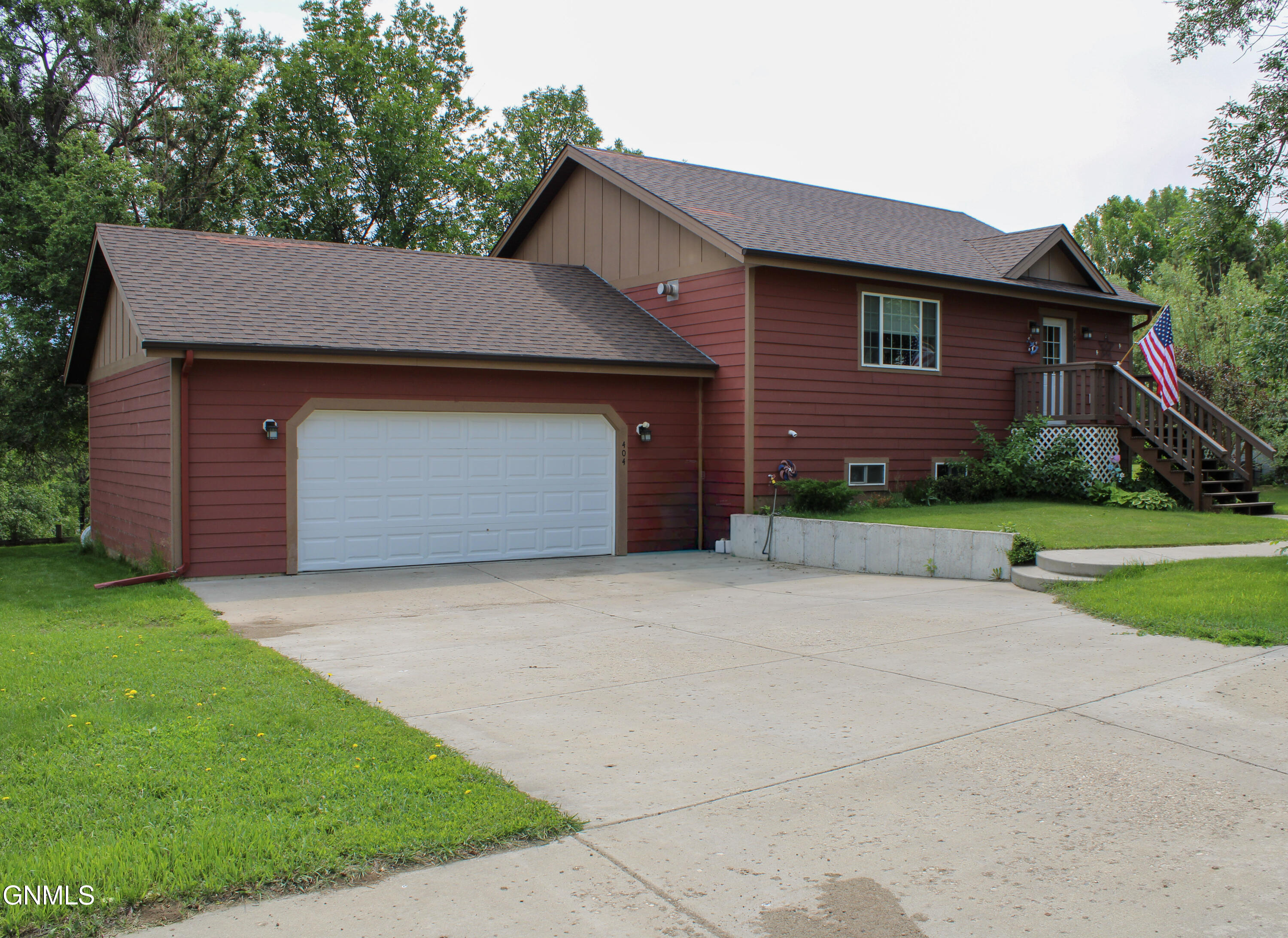 404 4th Street NW, Watford City, ND 58854