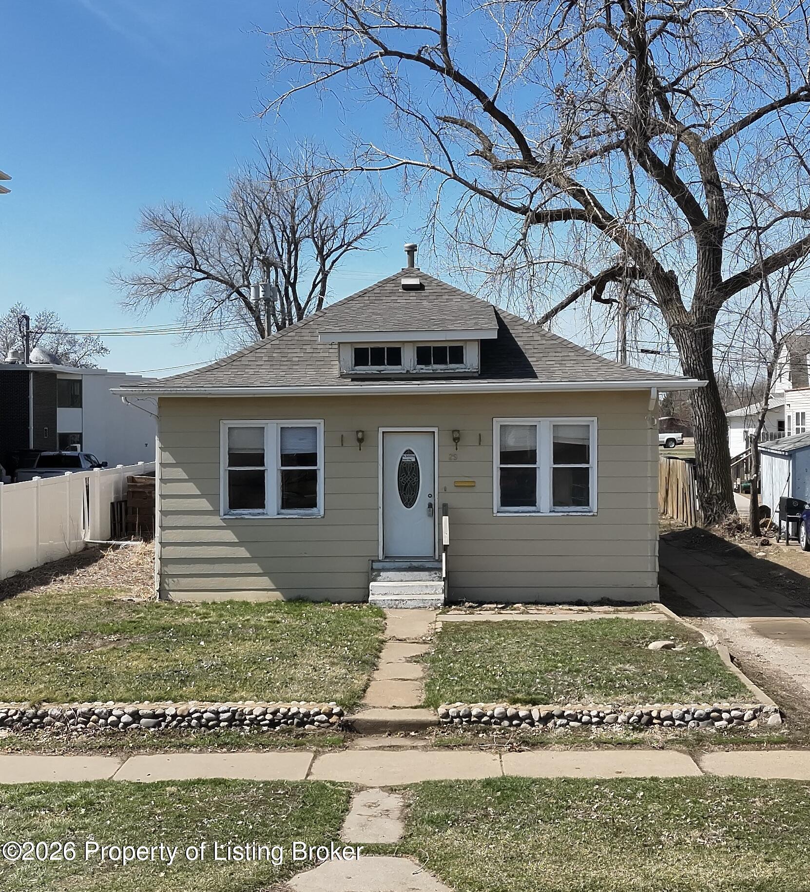 29 10th Avenue W, Dickinson, ND 58601