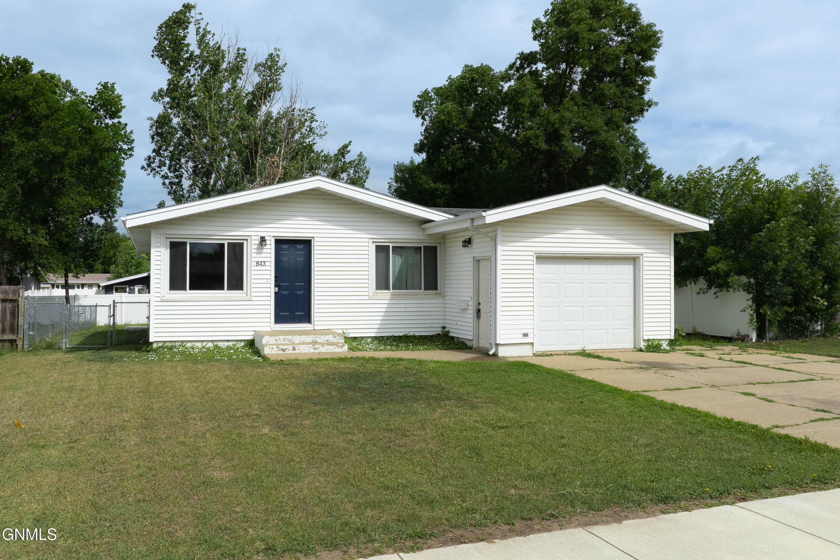 843 Dell Avenue, Dickinson, ND 58601