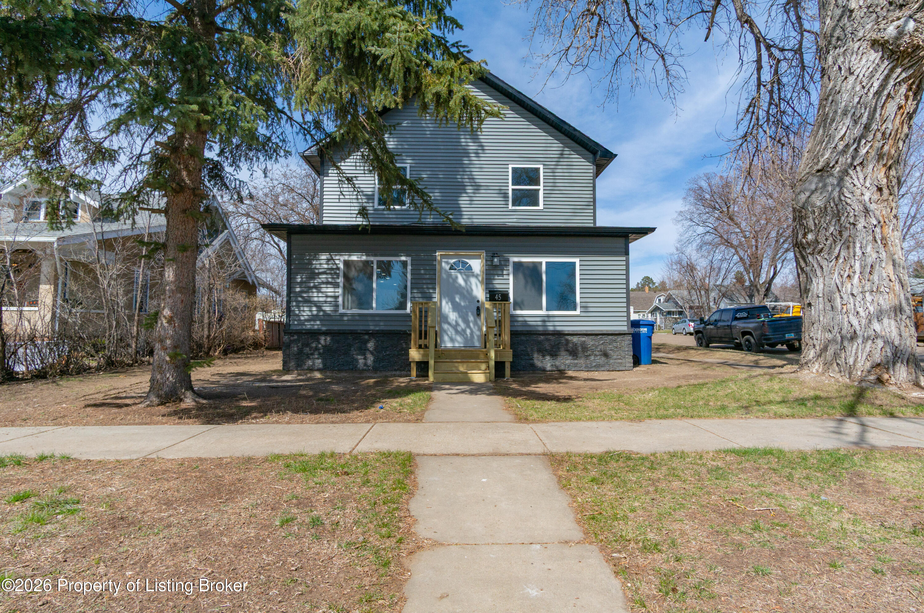 45 4th Street E, Dickinson, ND 58601