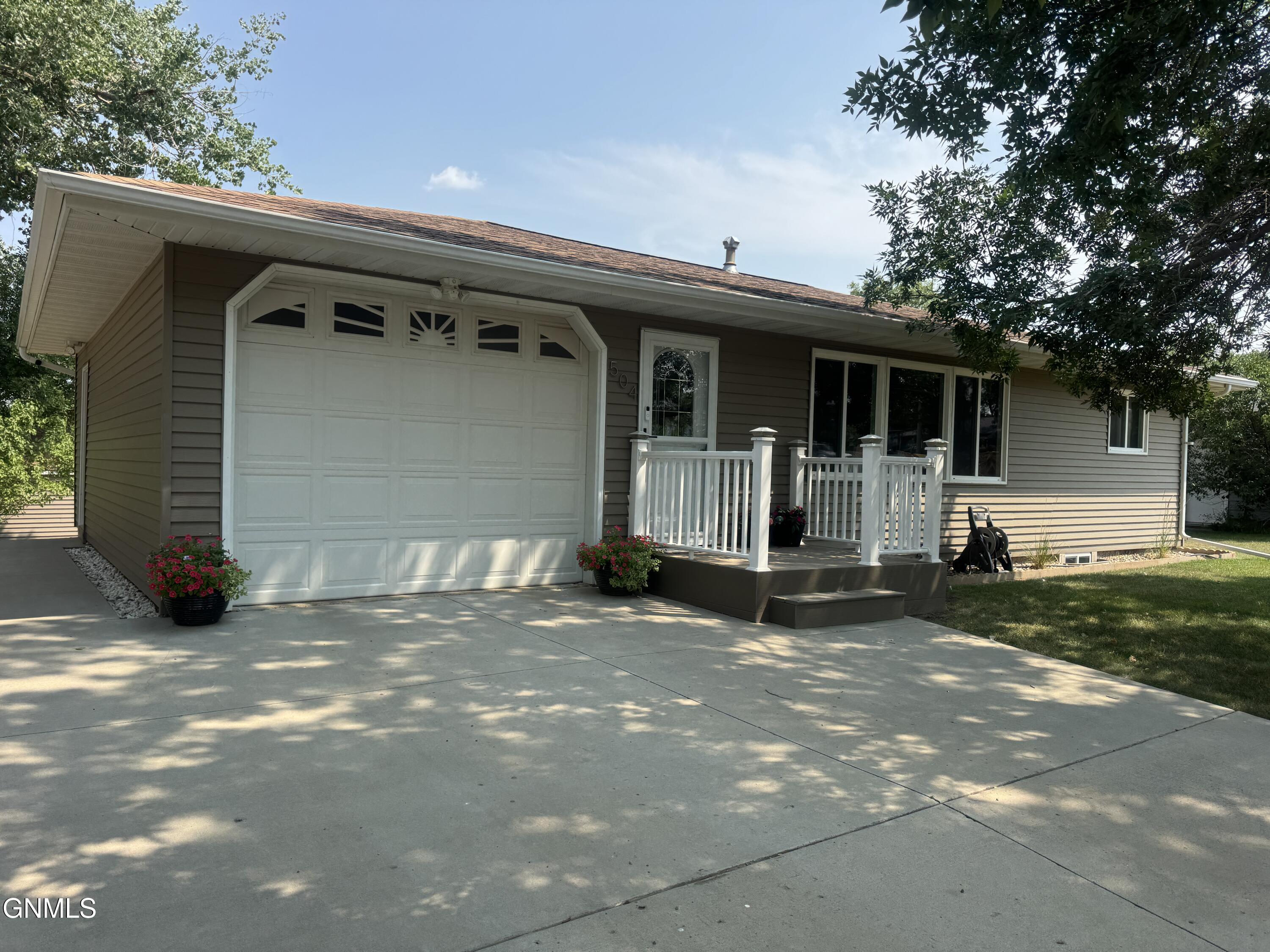 504 5th Street NE, Watford City, ND 58854