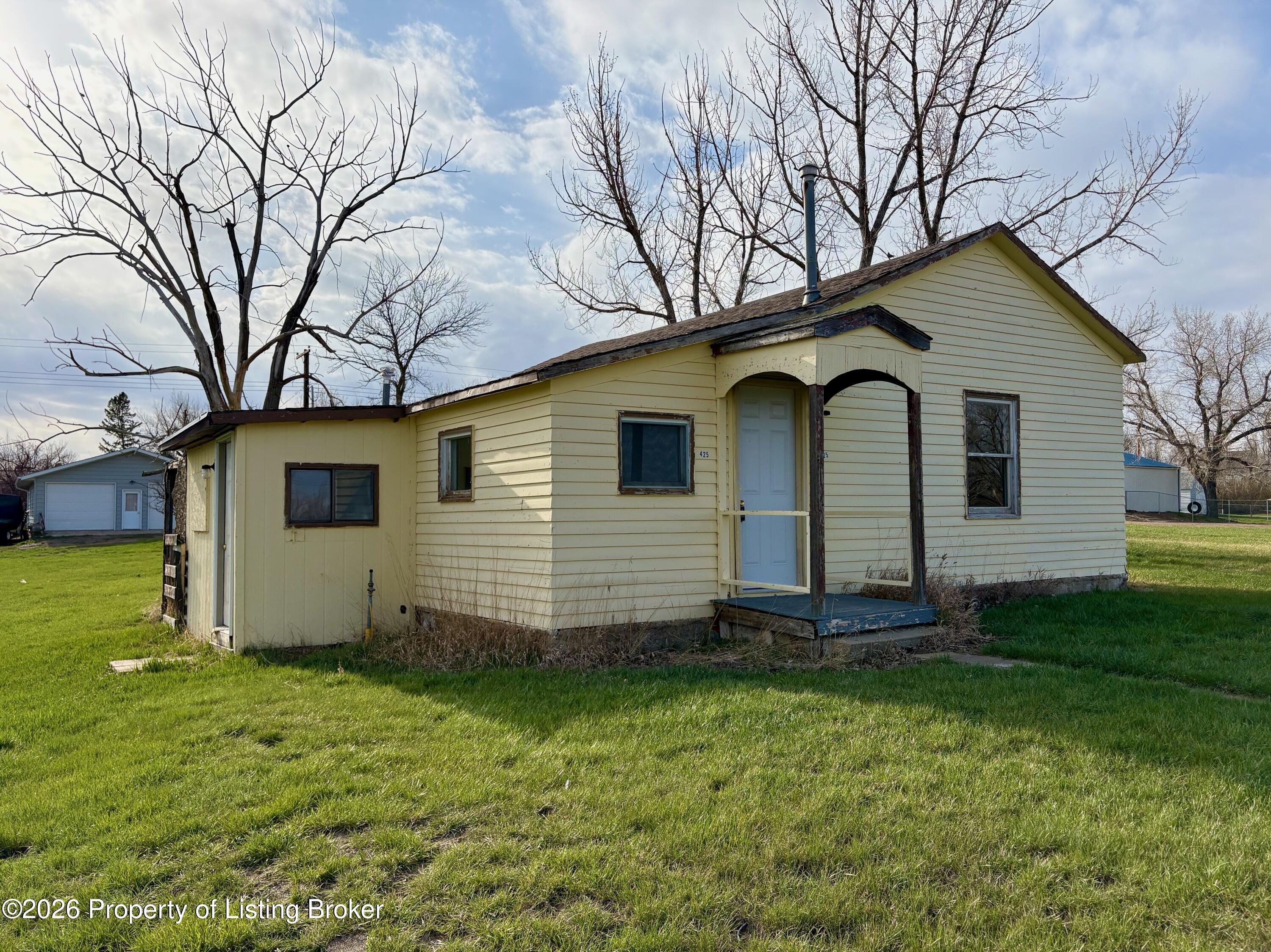 425 5th Avenue SE, Beach, ND 58621