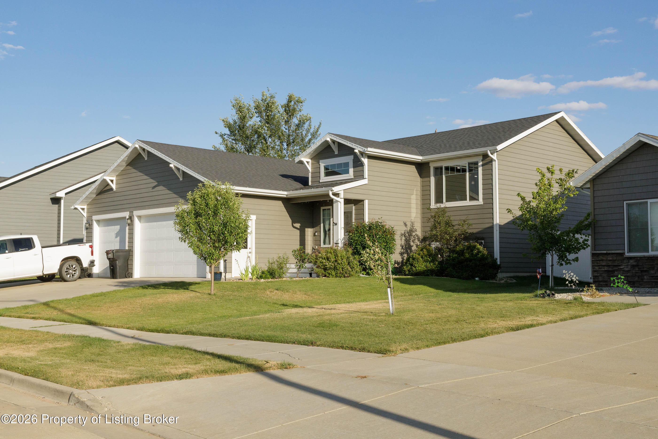 1877 Yellowstone Circle, Dickinson, ND 58601