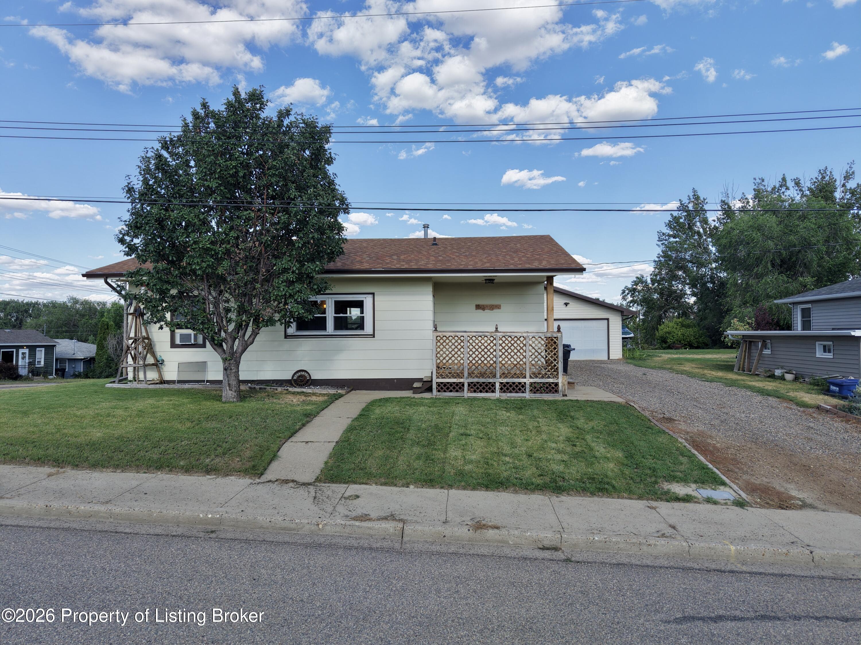 160 B Avenue E, Dickinson, ND 58601