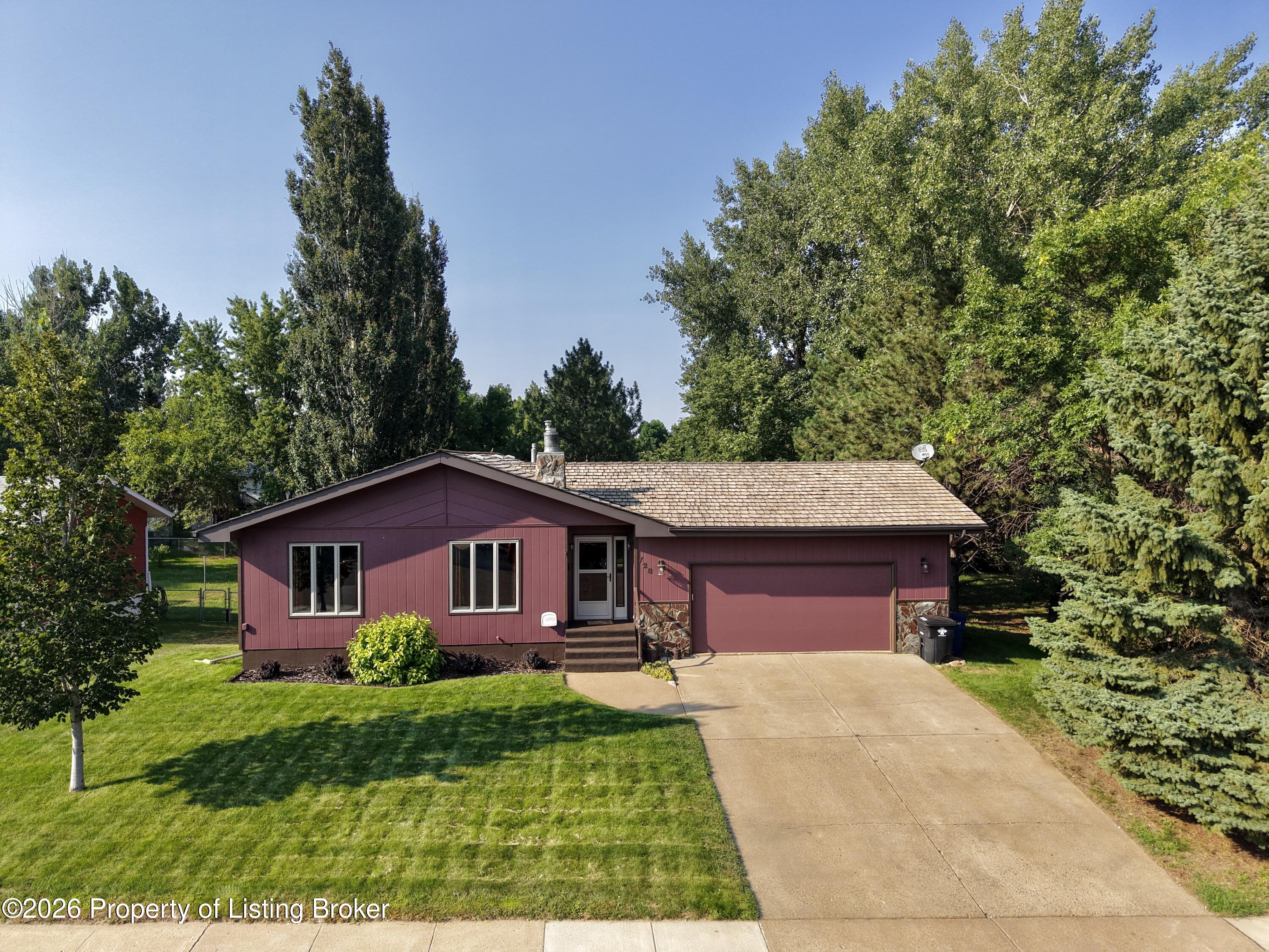 728 23rd Street W, Dickinson, ND 58601