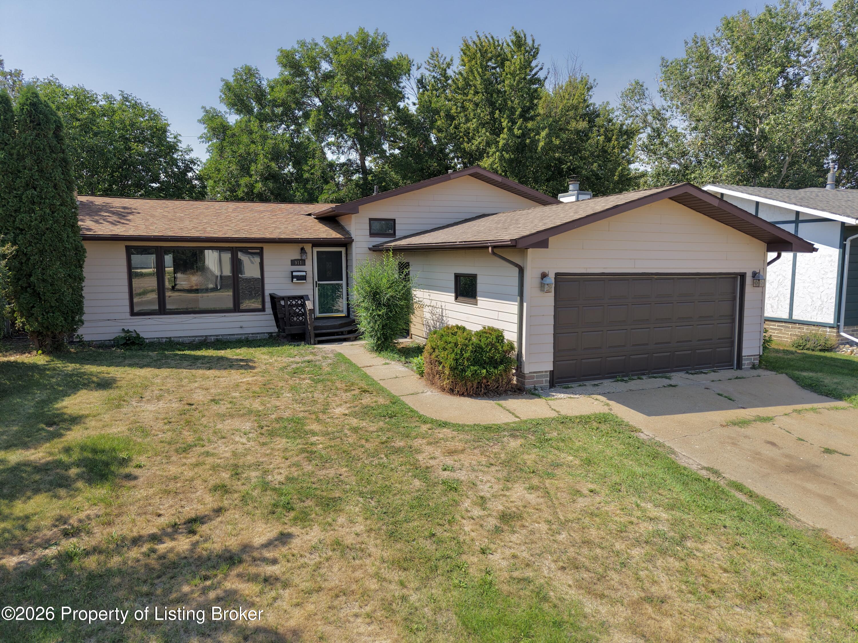 911 2nd Avenue W, Dickinson, ND 58601