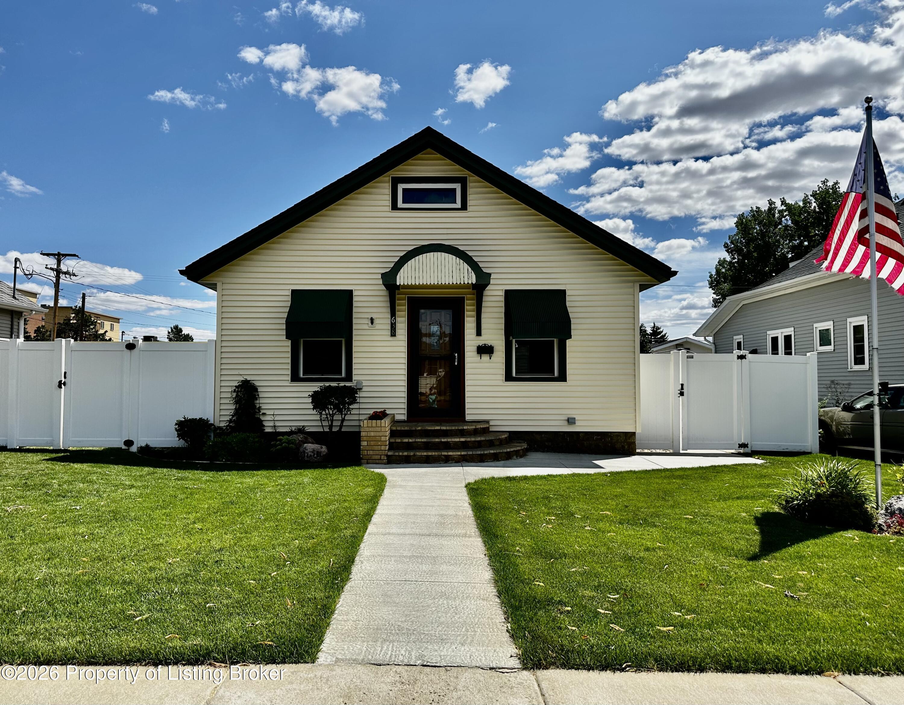 638 2nd Avenue W, Dickinson, ND 58601