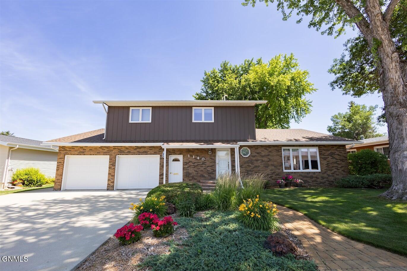 1140 11th Avenue W, Dickinson, ND 58601