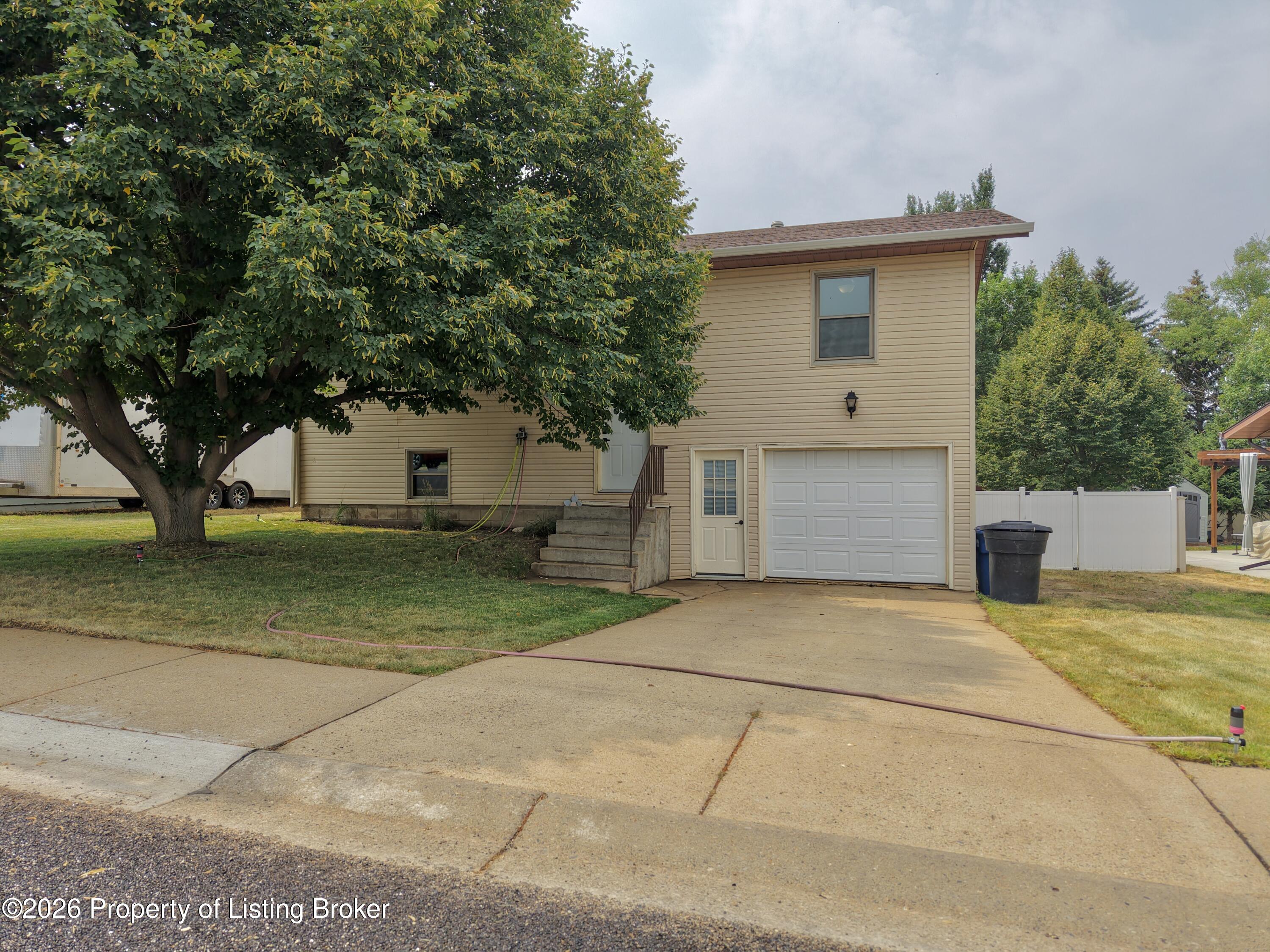 1129 Alexander Drive, Dickinson, ND 58601