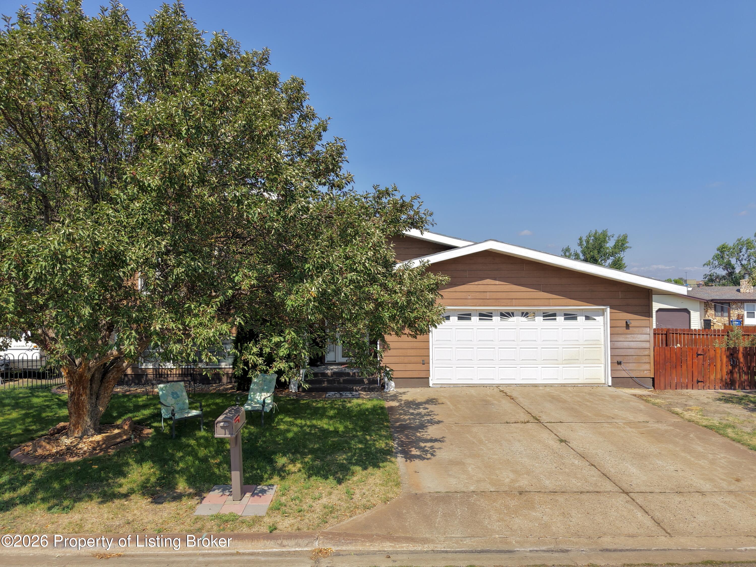 728 12th Street W, Dickinson, ND 58601