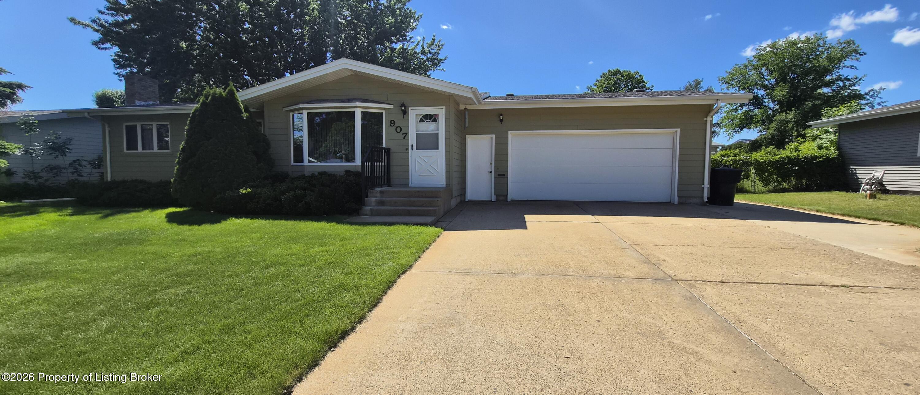 907 Senior Avenue, Dickinson, ND 58601