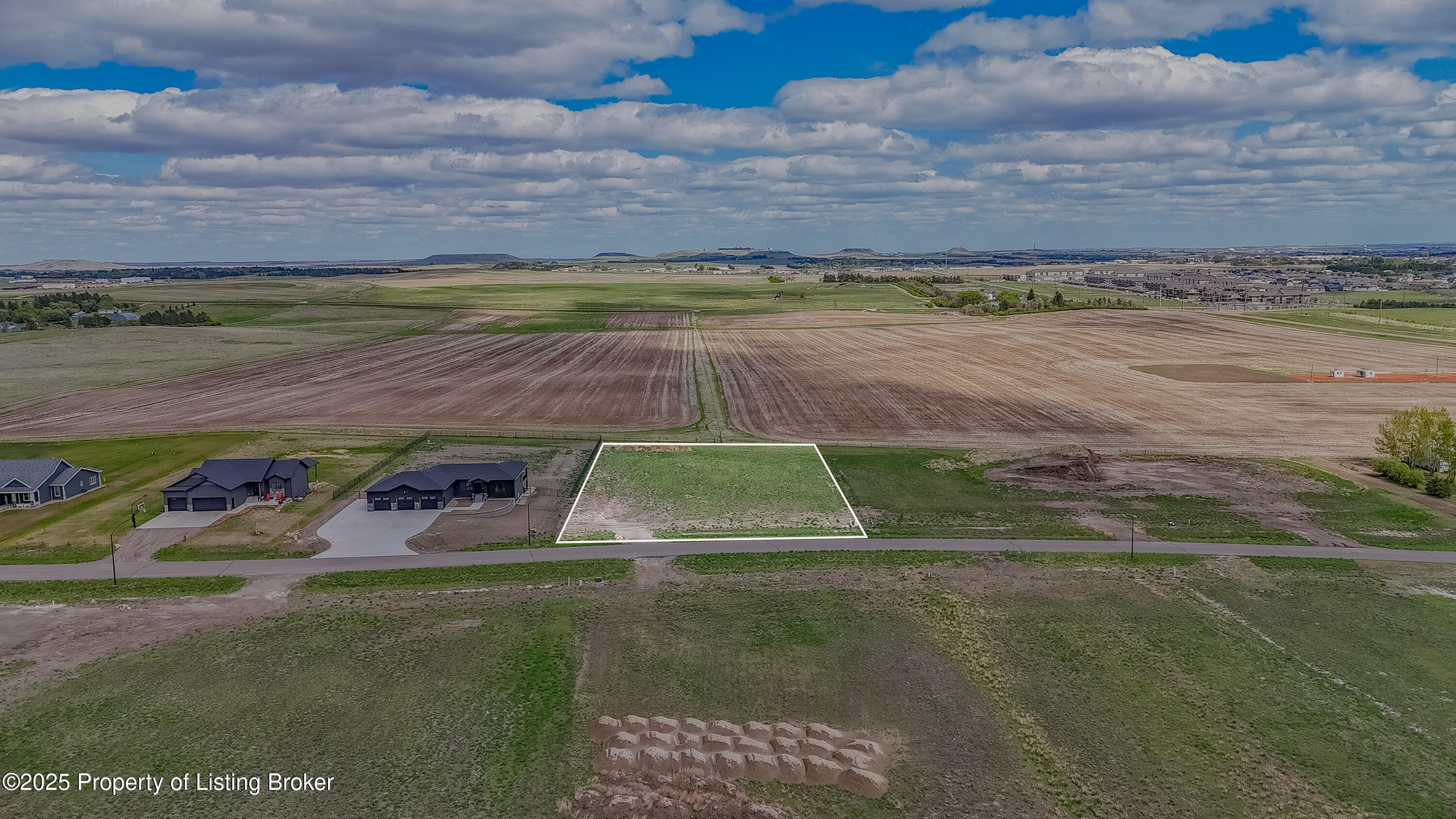 4284 Acres Drive, Dickinson, ND 58601
