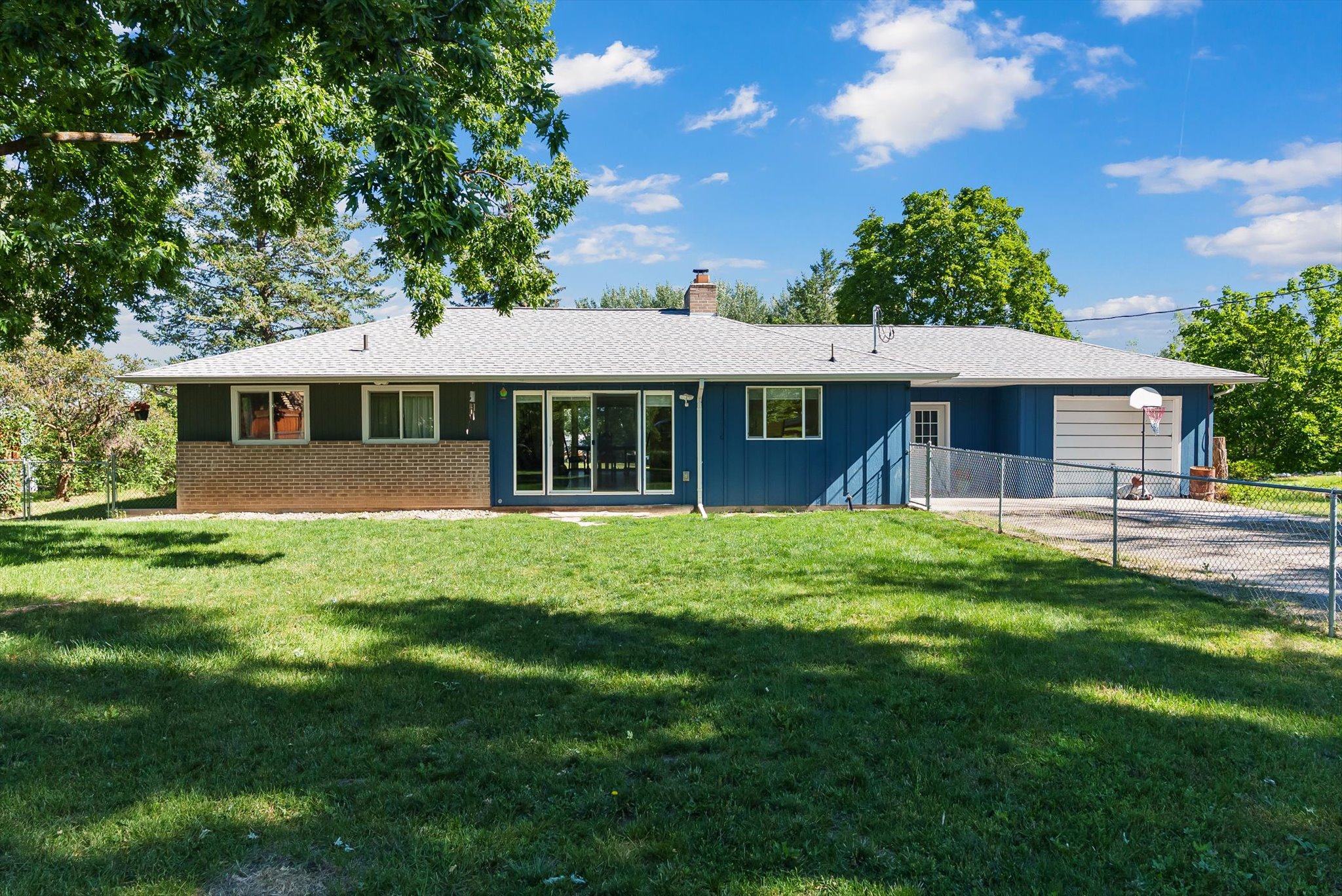 6 12th Avenue W