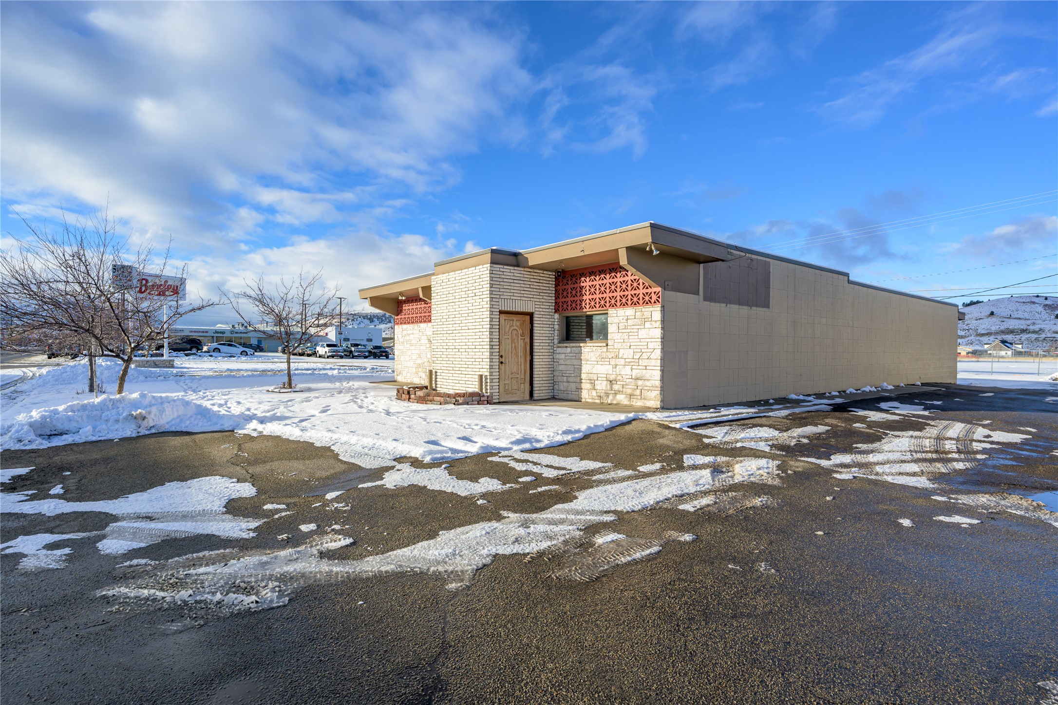 1300 E Commercial Avenue