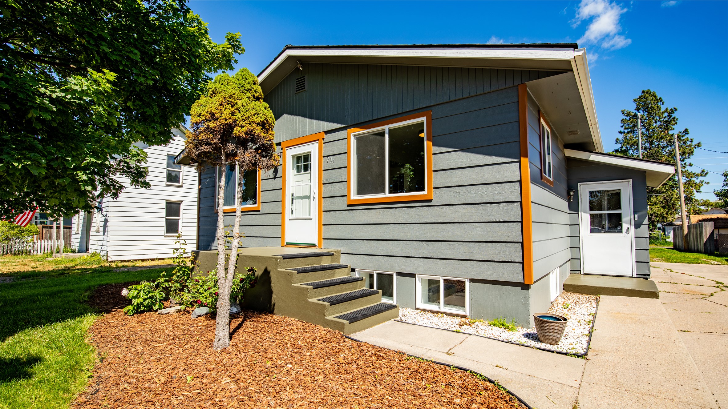 204 8th Avenue W