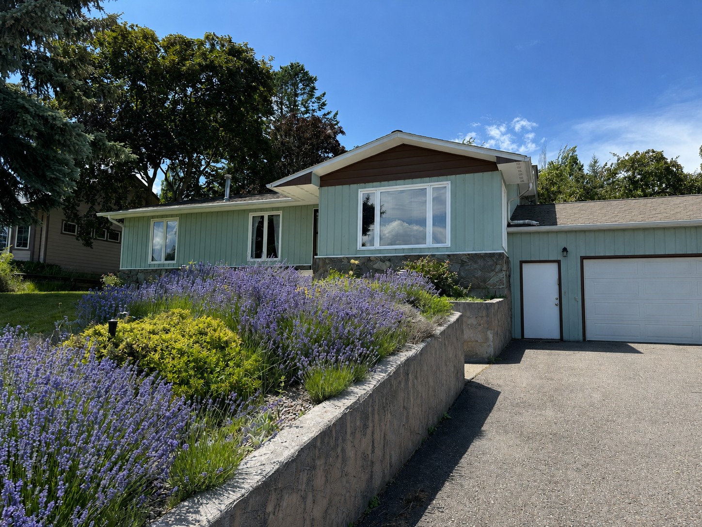 212 Lakeshore Drive