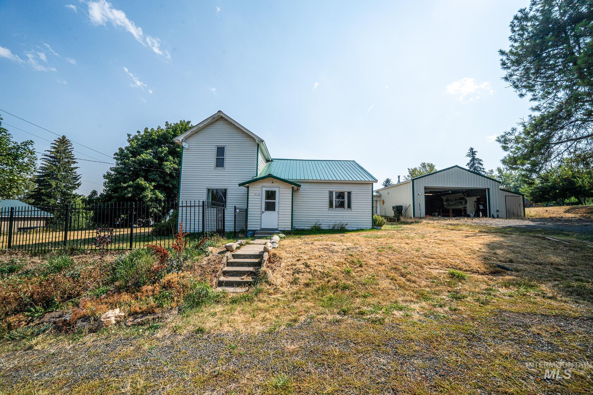 712 3rd Ave, Nezperce ID 83543