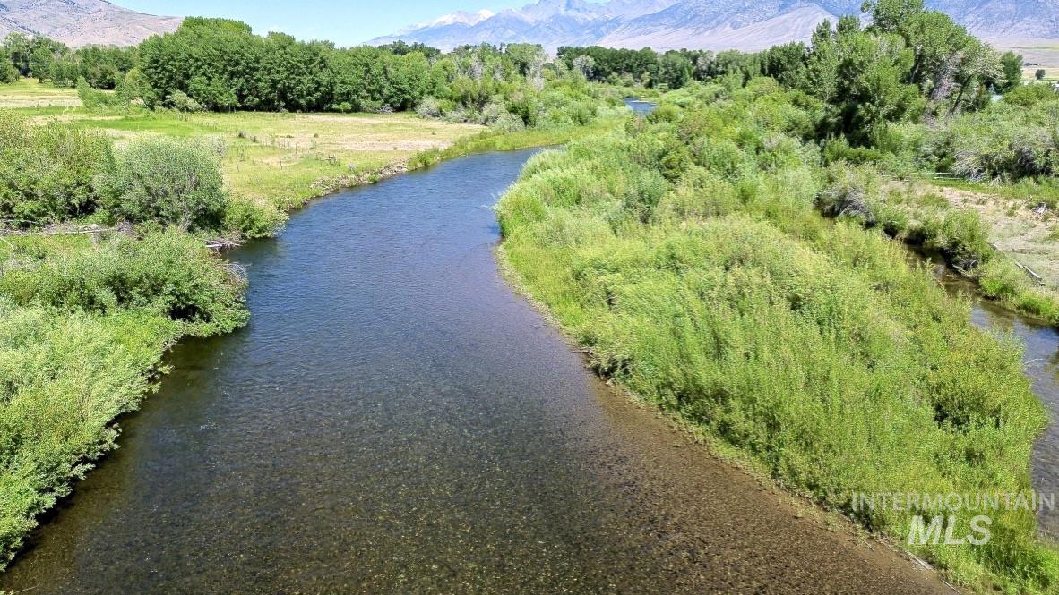 4237 Summit Dr, Mackay ID 83251