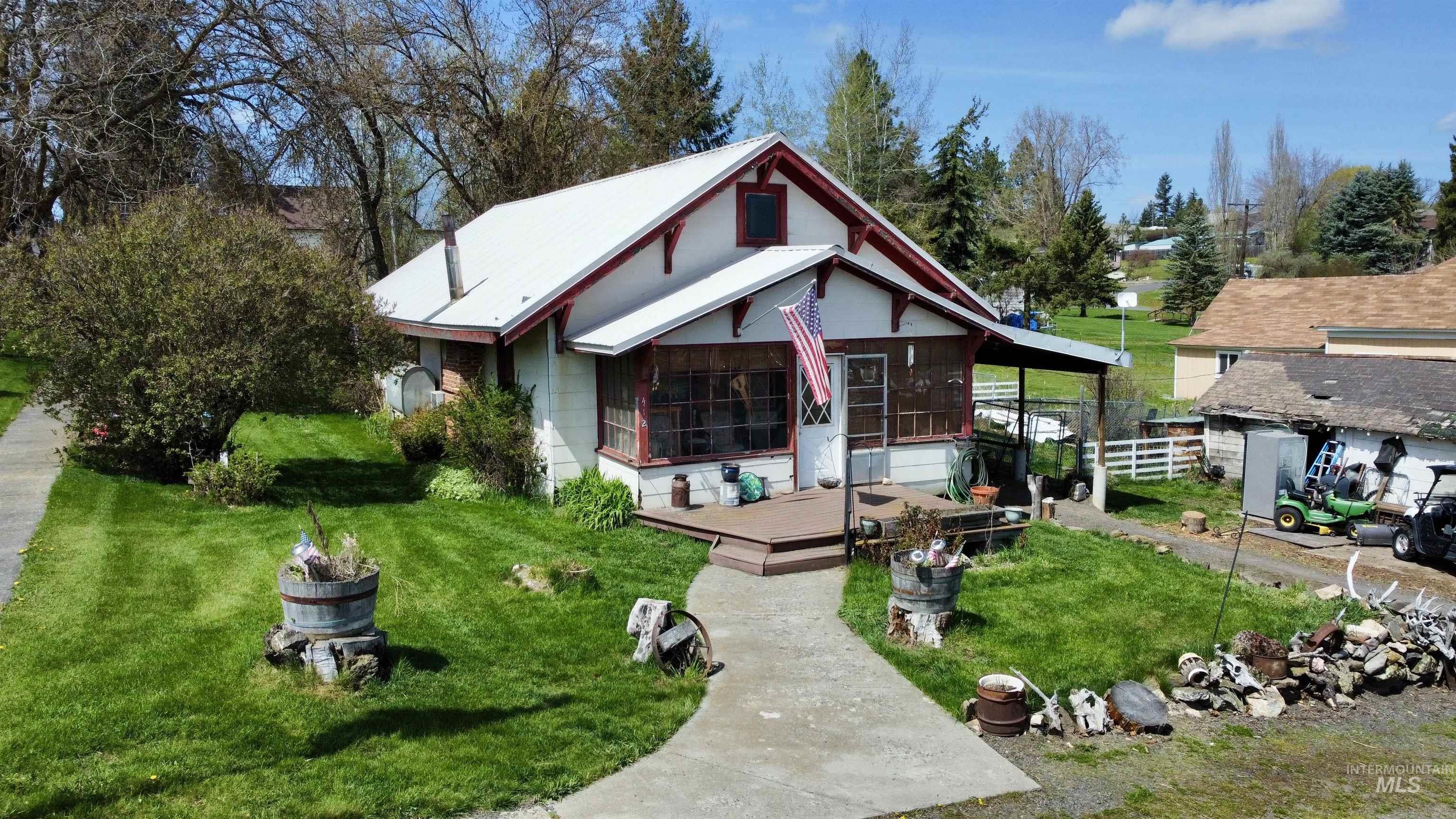 412 Walnut St, Nezperce ID 83543