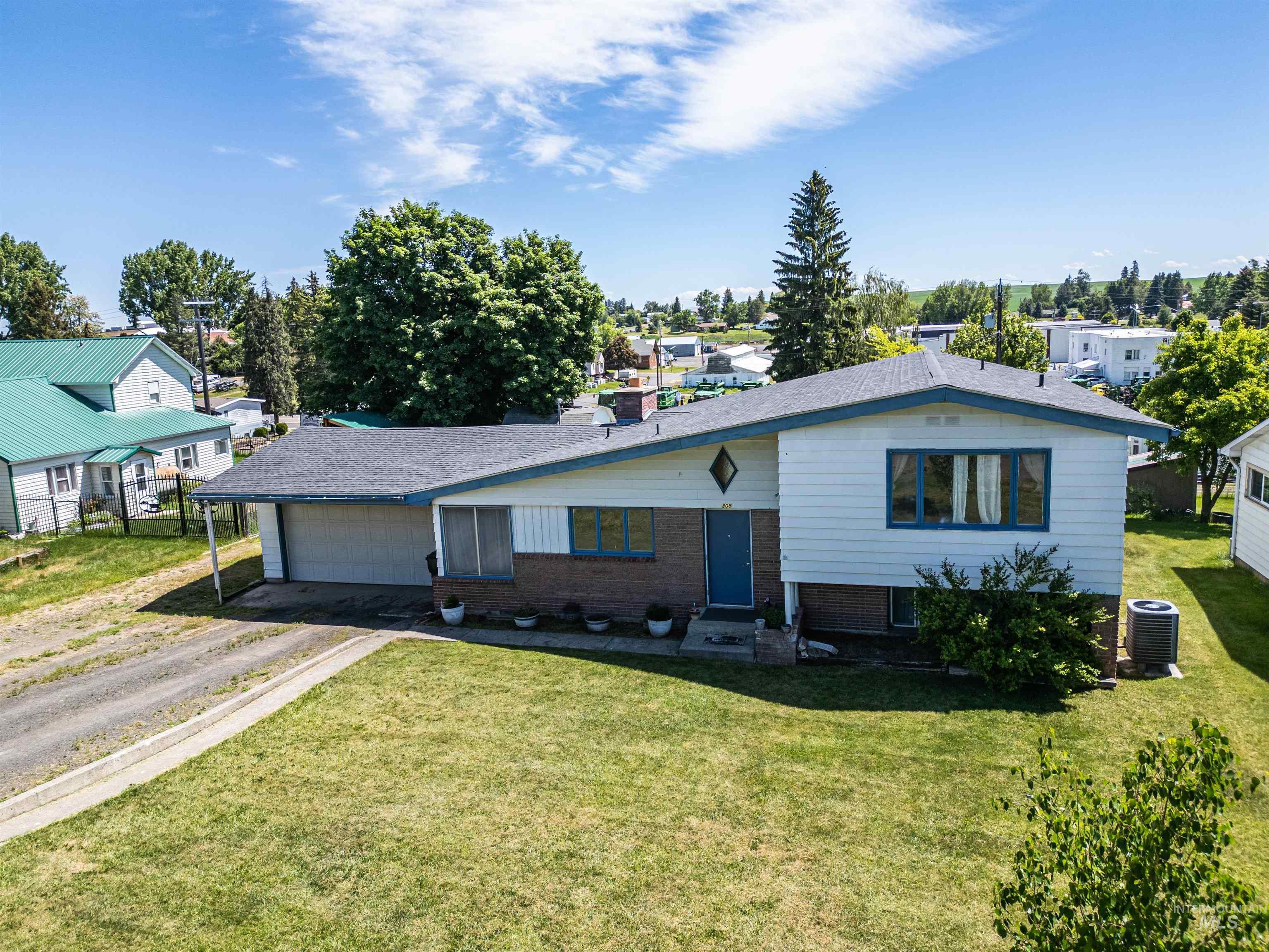 305 Walnut Street, Nezperce ID 83543