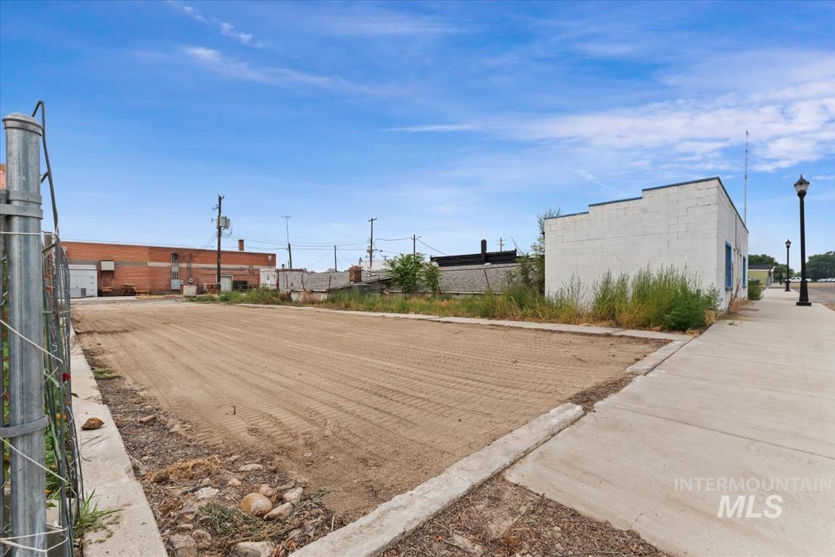 18 E Owyhee Ave, Homedale ID 83628
