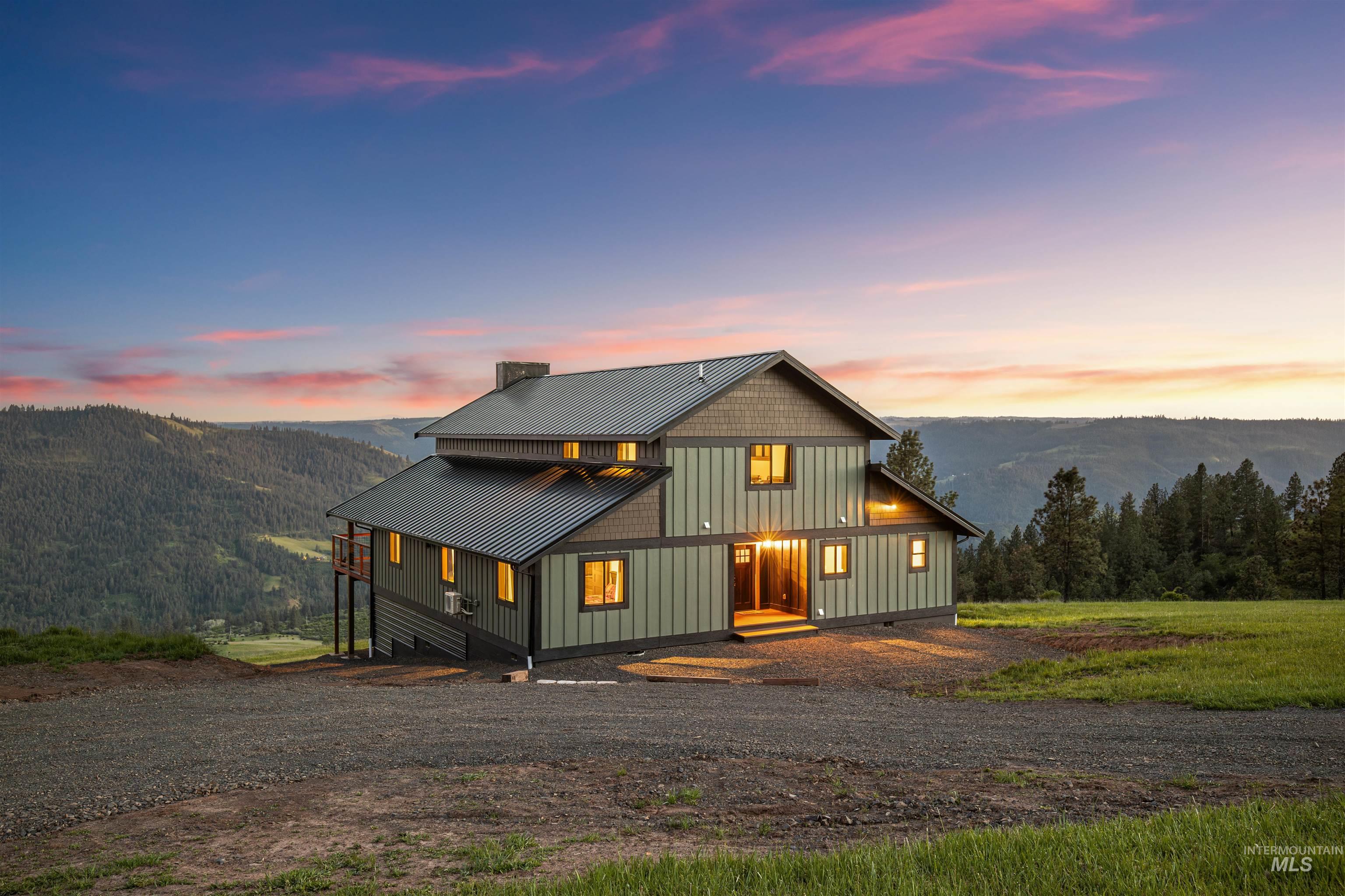 520 Valley View Dr, Lenore ID 83541