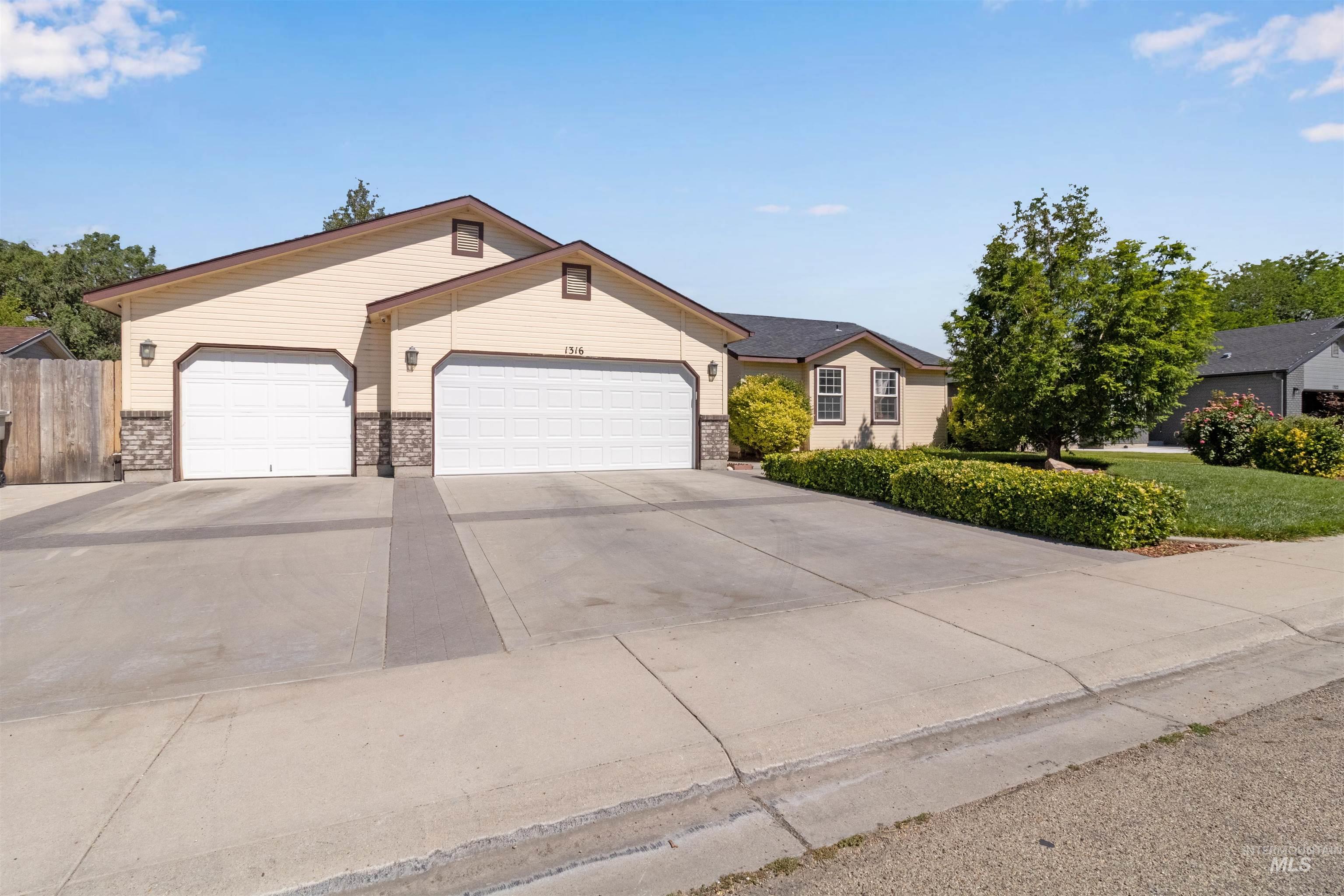 1316 Willow Creek Dr, Nampa ID 83686